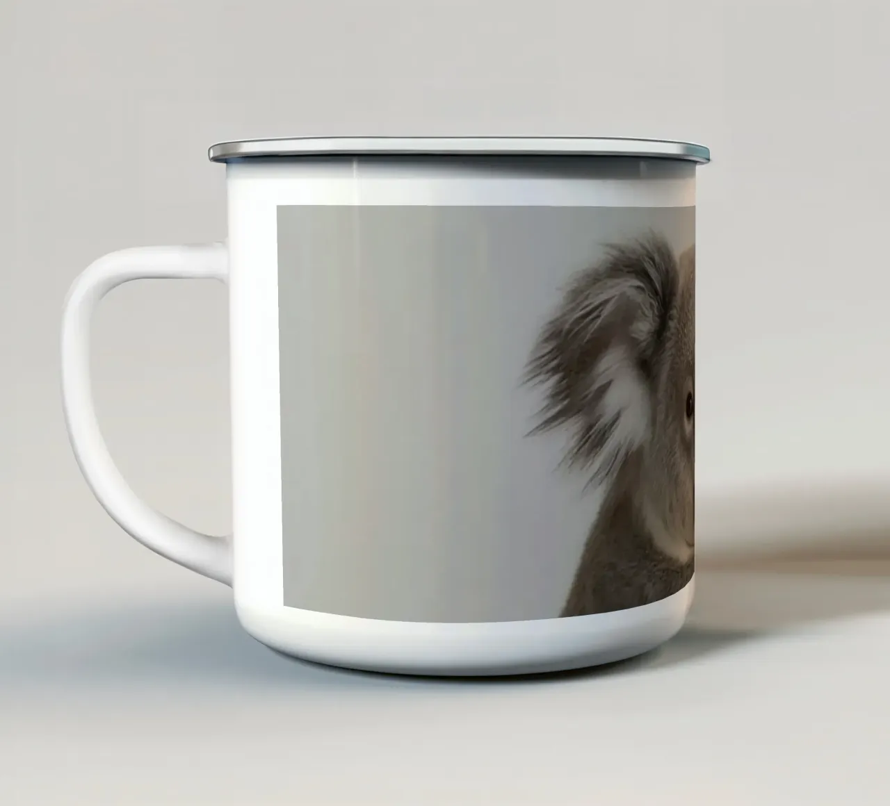 Koala che tiene in mano un ramo di eucalipto tazza in smalto da DesignDoodle