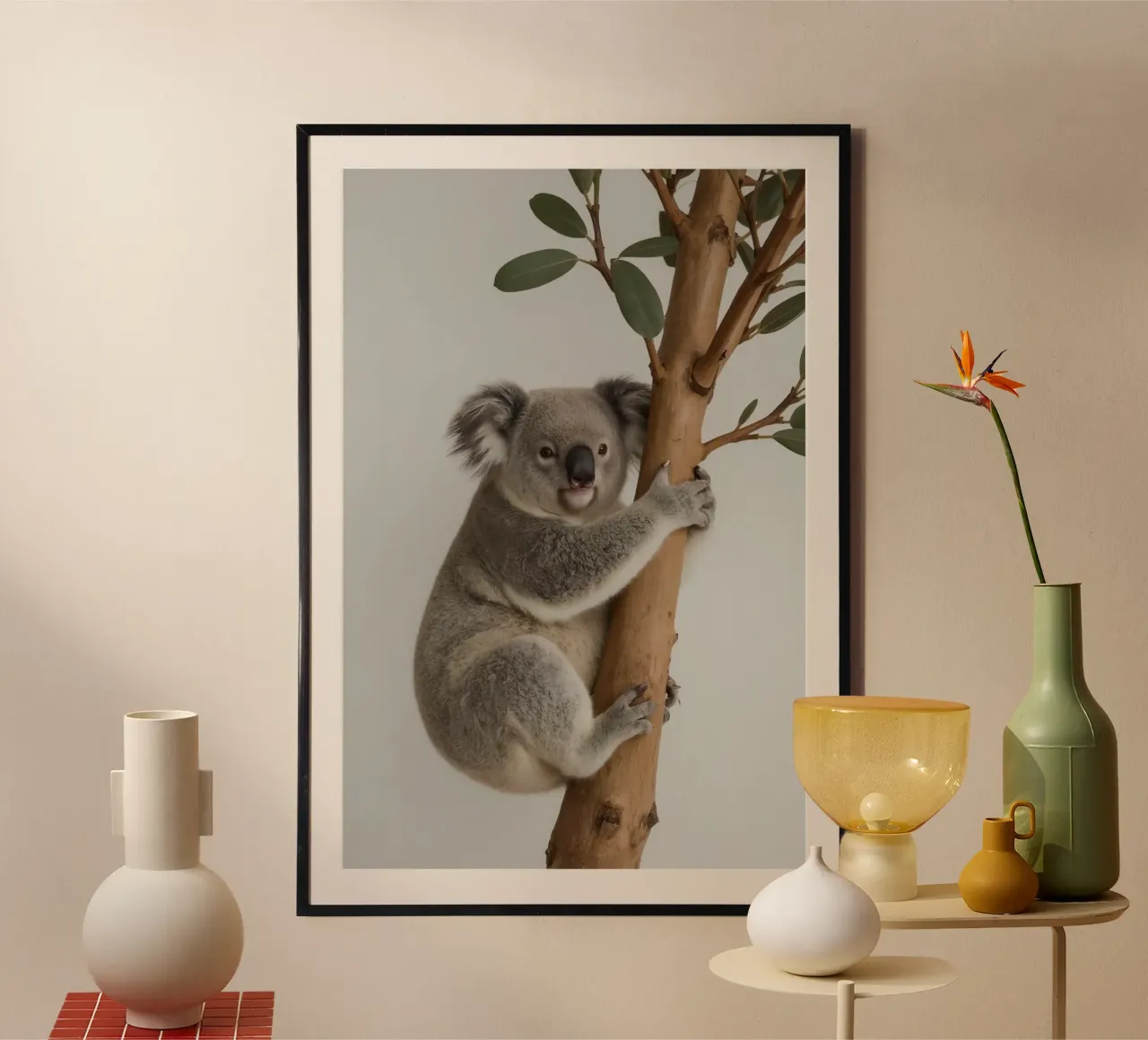 Koala che tiene in mano un ramo di eucalipto poster con telaio in legno da DesignDoodle