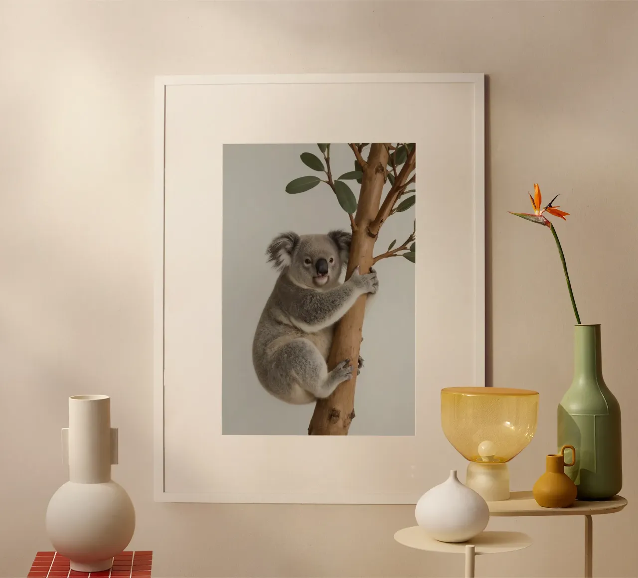 Koala che tiene in mano un ramo di eucalipto poster con telaio in legno da DesignDoodle