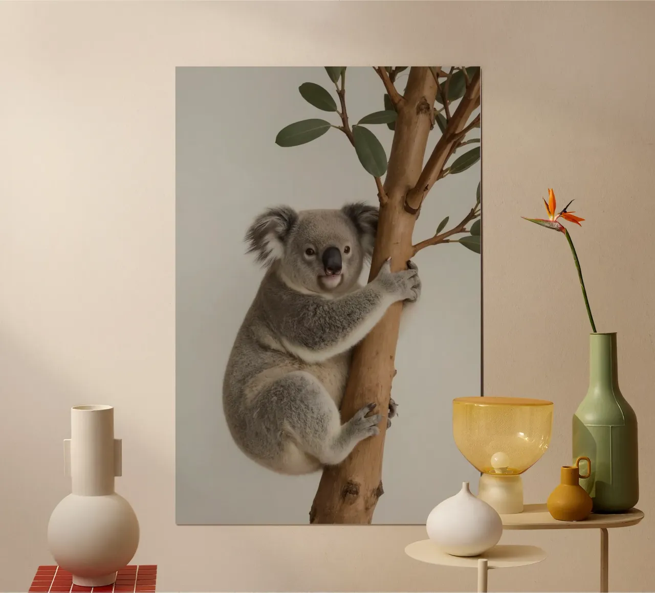 Koala che tiene in mano un ramo di eucalipto poster con telaio in legno da DesignDoodle