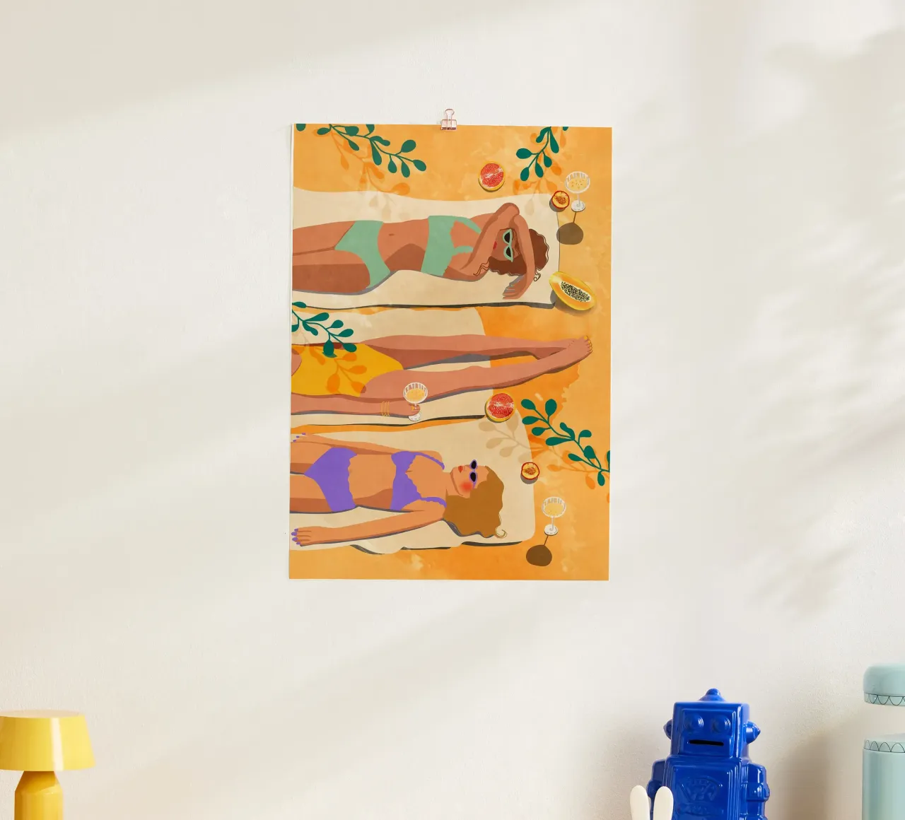 Prendere il sole in spiaggia poster con telaio in alluminio da mesa
