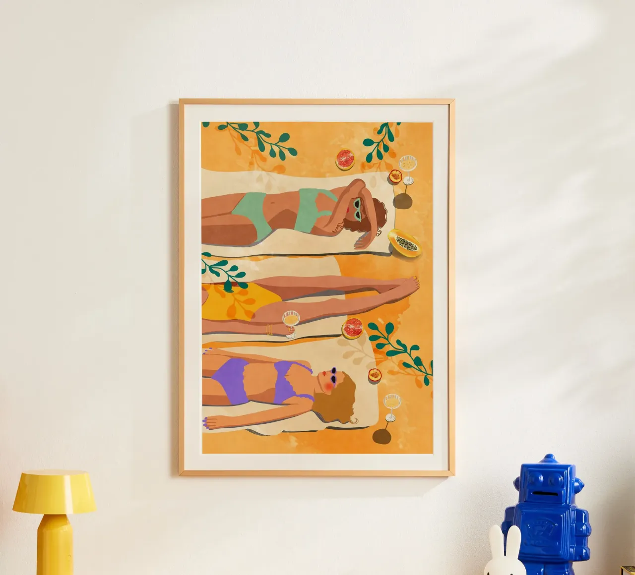 Prendere il sole in spiaggia poster con telaio in alluminio da mesa