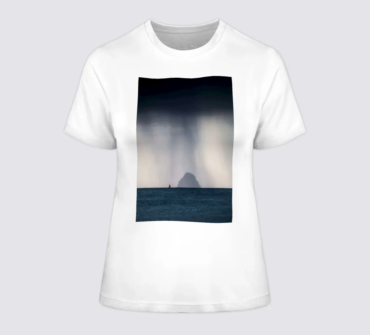 Voilier dans la tempête t-shirt ajusté pour femmes de mary shop