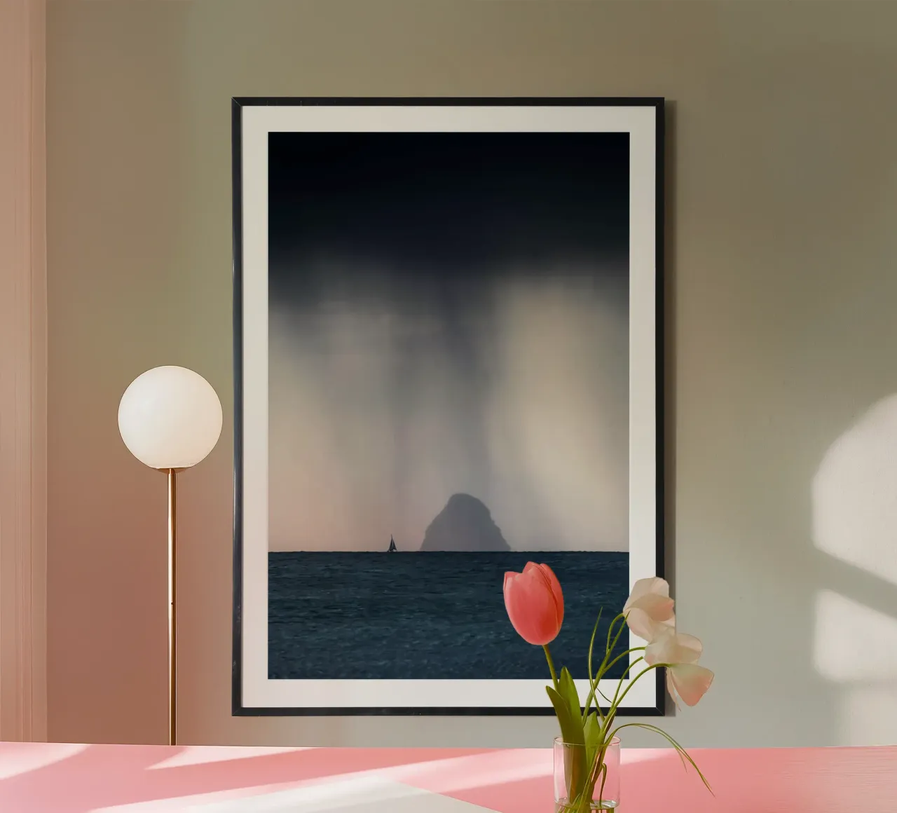 Voilier dans la tempête poster avec cadre en plastique de mary shop