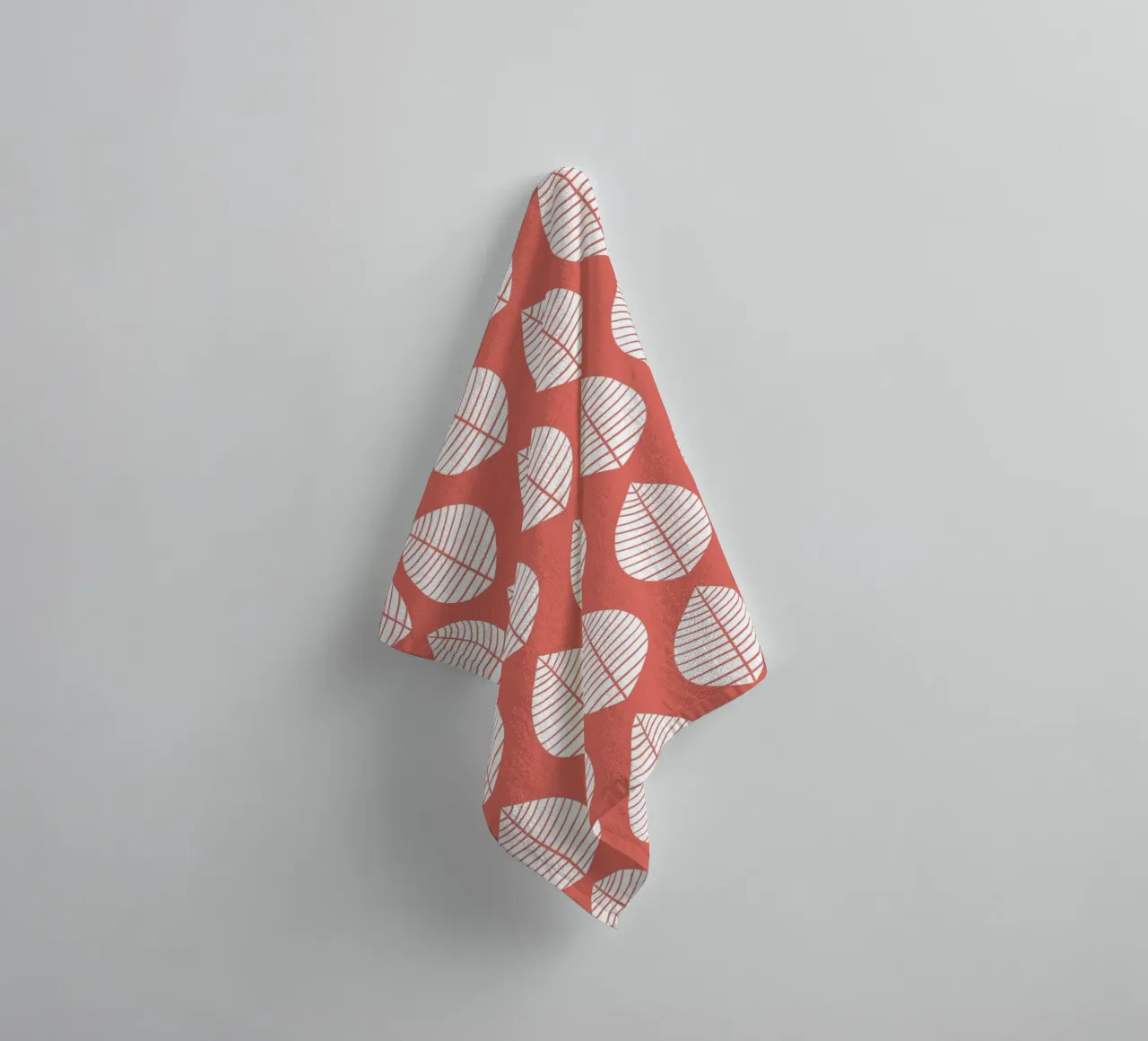 Leaves on red mid century badhanddoek van BAINAI