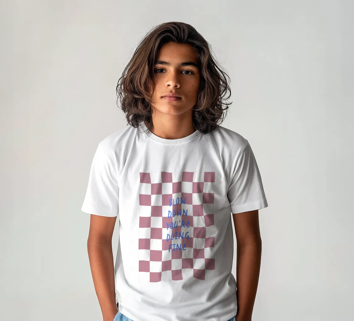 Slow down Kinder T-Shirt von Poster Print Studio