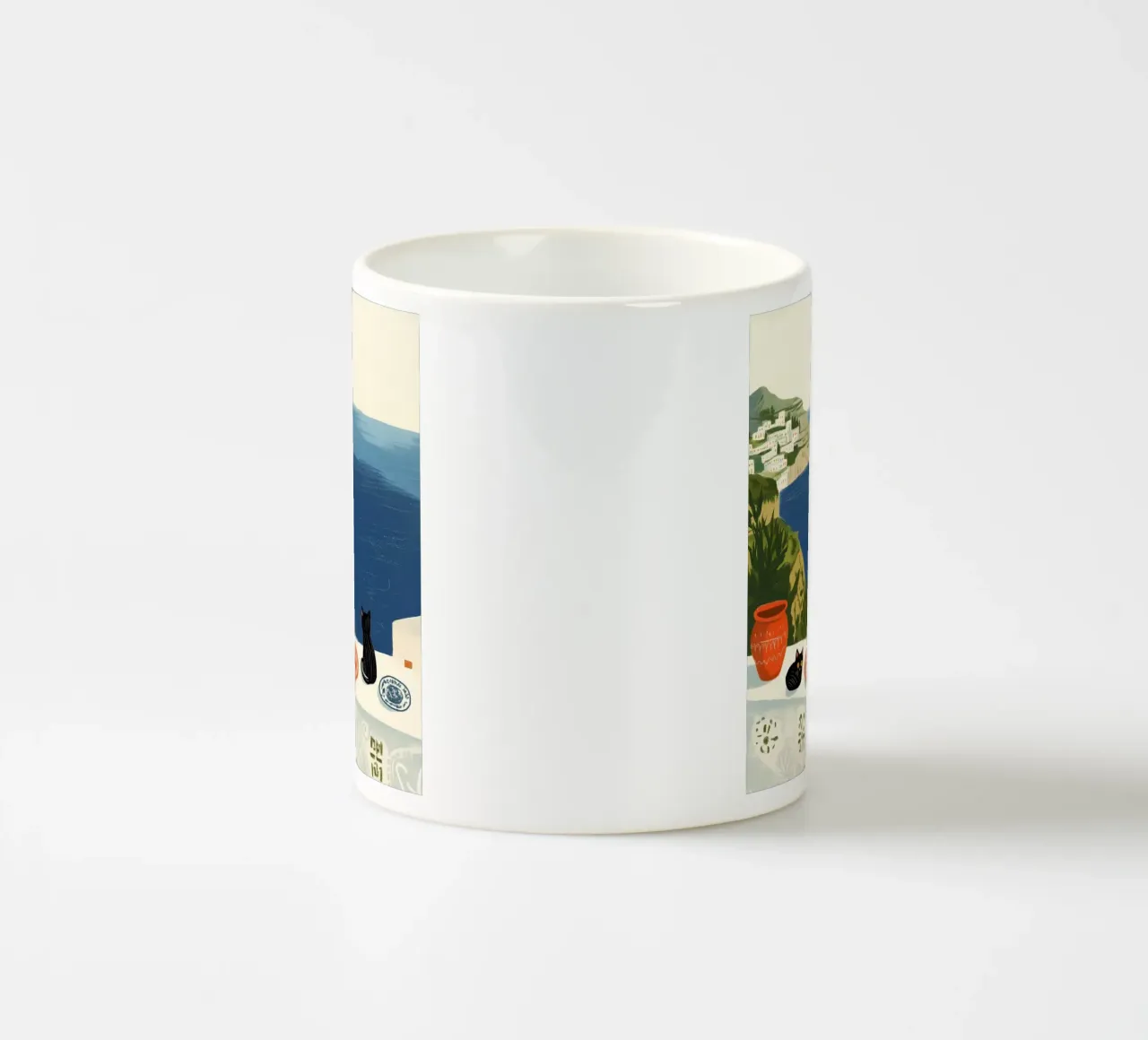 Due gatti neri in riva al mare blu tazza in ceramica da Curious Canvas