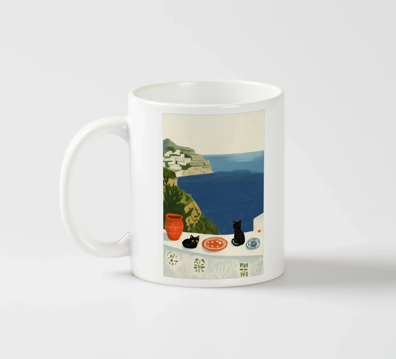 Due gatti neri in riva al mare blu tazza in ceramica da Curious Canvas