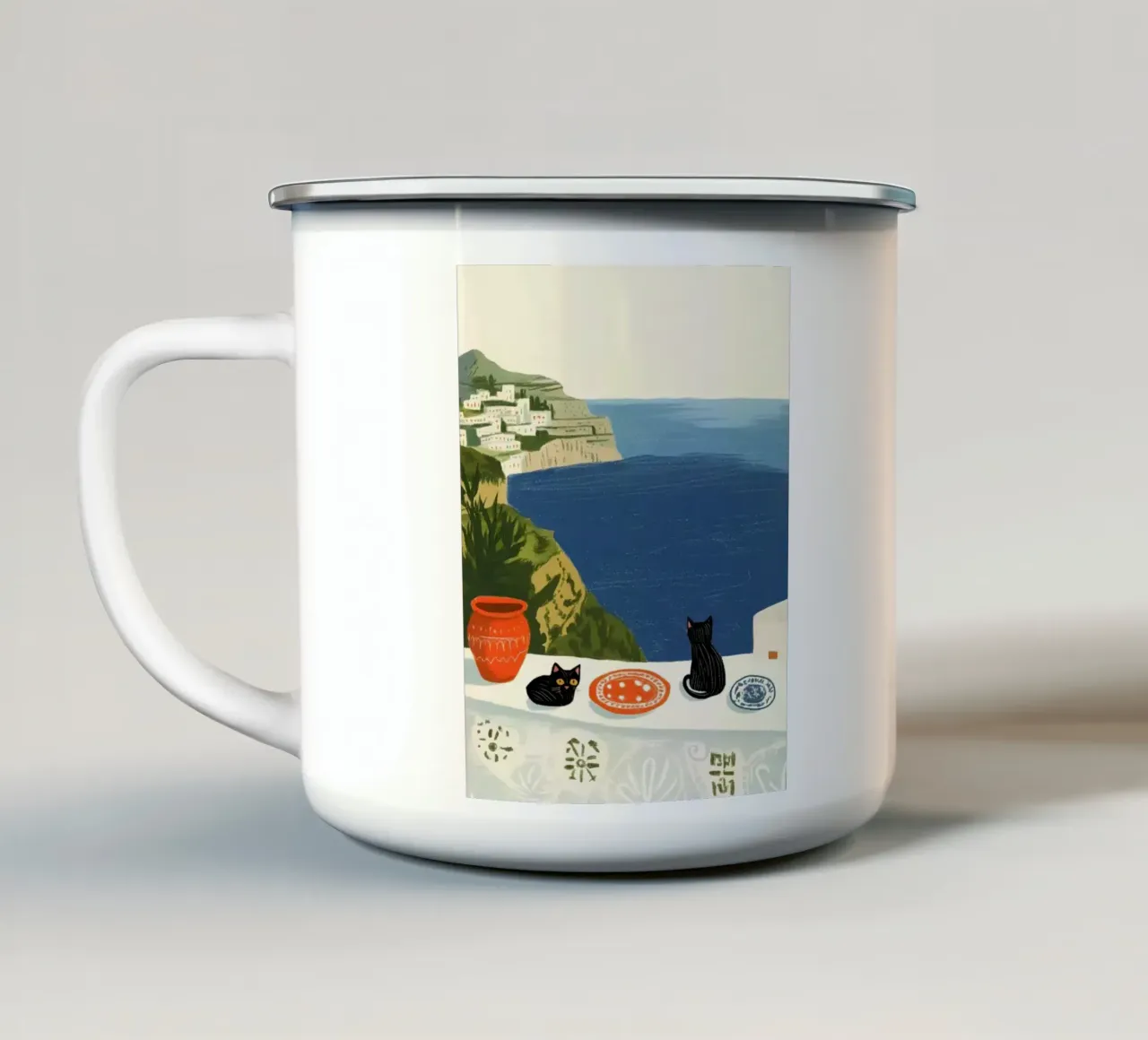 Due gatti neri in riva al mare blu tazza in smalto da Curious Canvas
