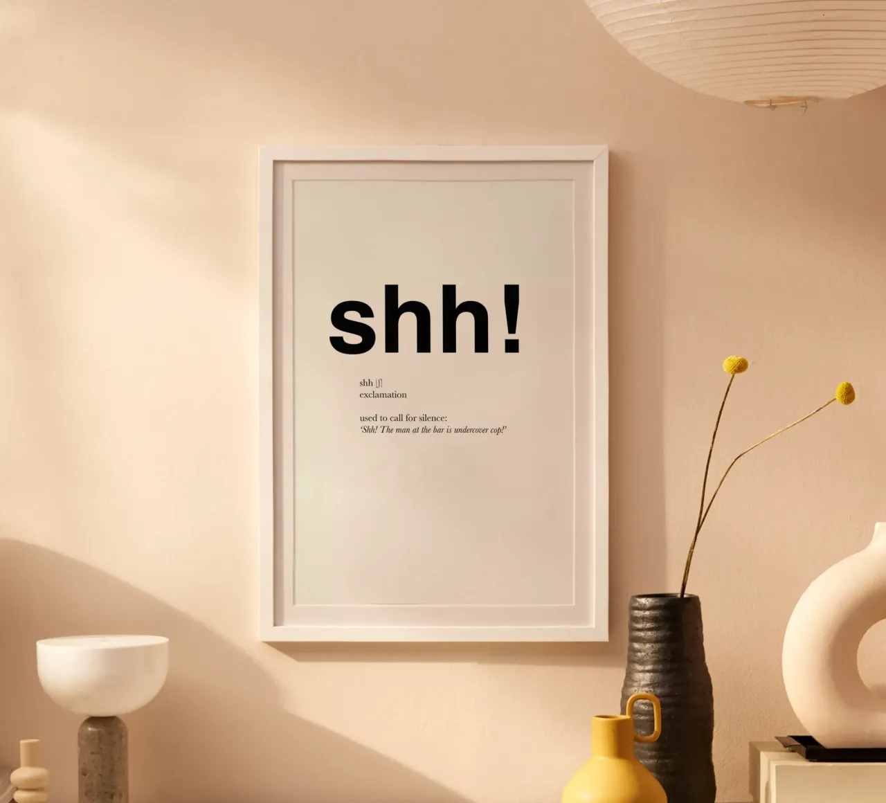 The shh interjection poster con telaio in legno da Matěj Kašpar Jirásek