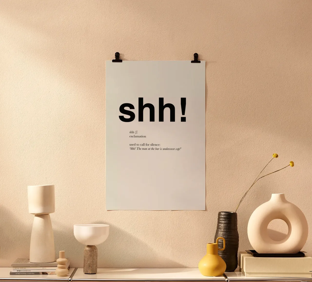 The shh interjection poster con telaio in legno da Matěj Kašpar Jirásek