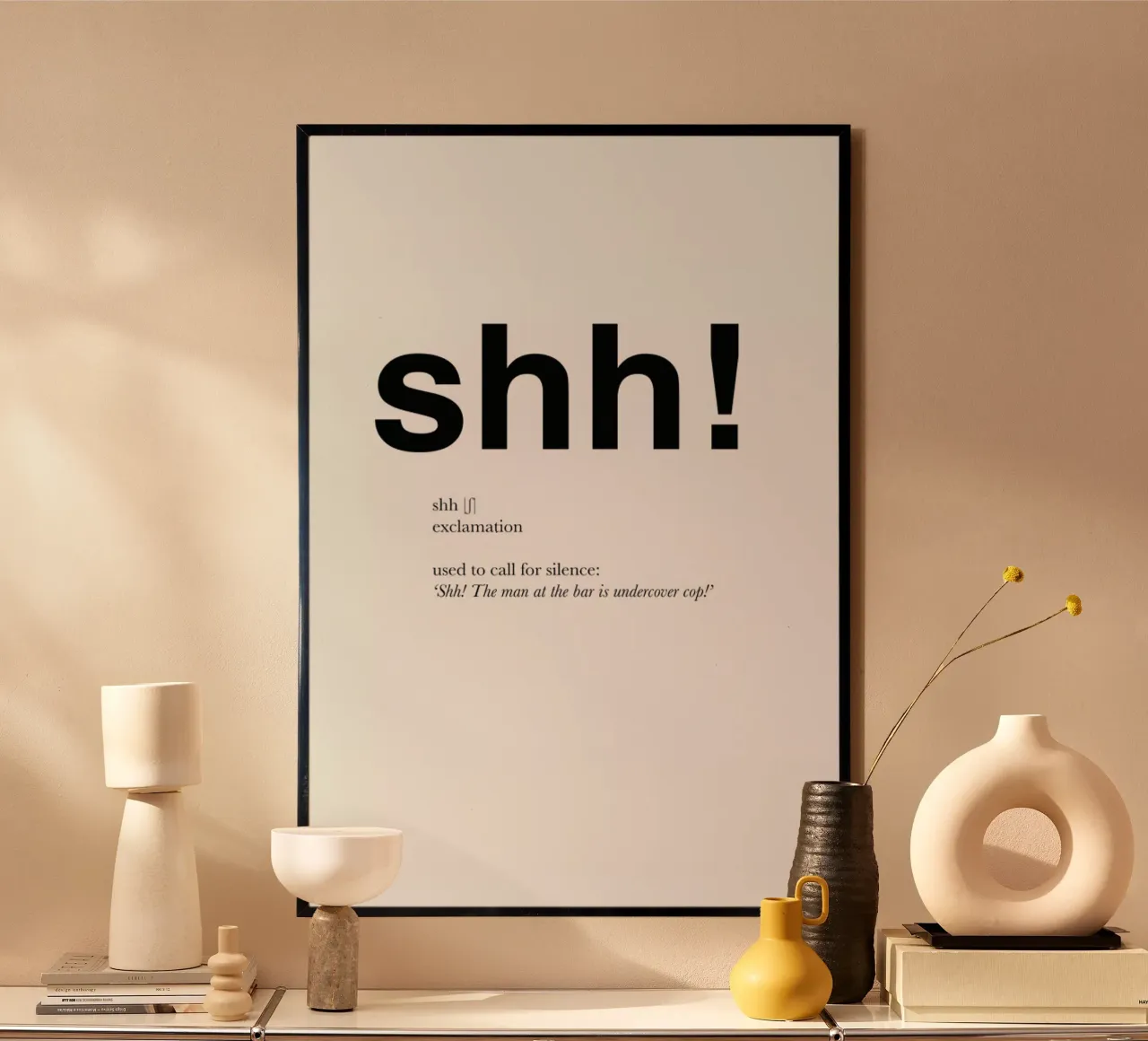 The shh interjection poster con telaio in legno da Matěj Kašpar Jirásek