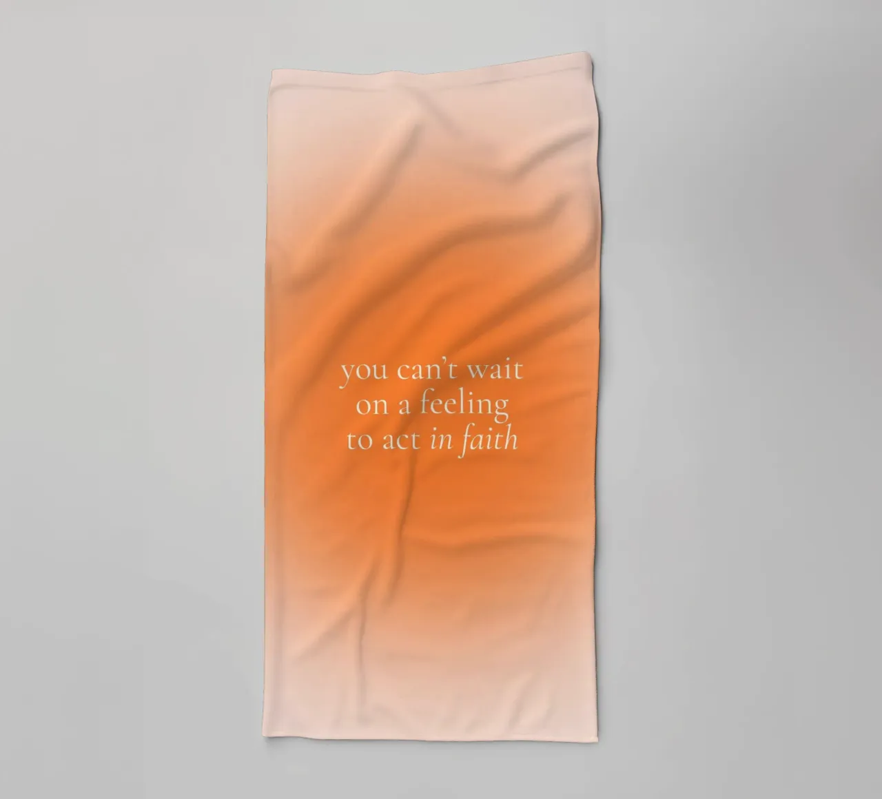 Agir dans la foi, Minimalist Gradient Christian Art Print serviette de bain de vintagepod