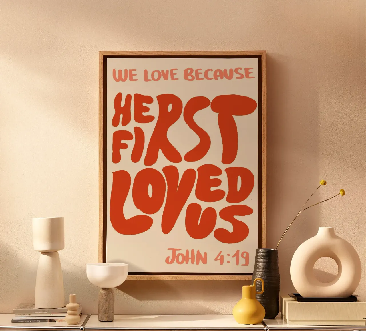 Hij beminde ons eerst, Johannes 4:19, Retro christelijke kunst canvas met Baklijst van vintagepod