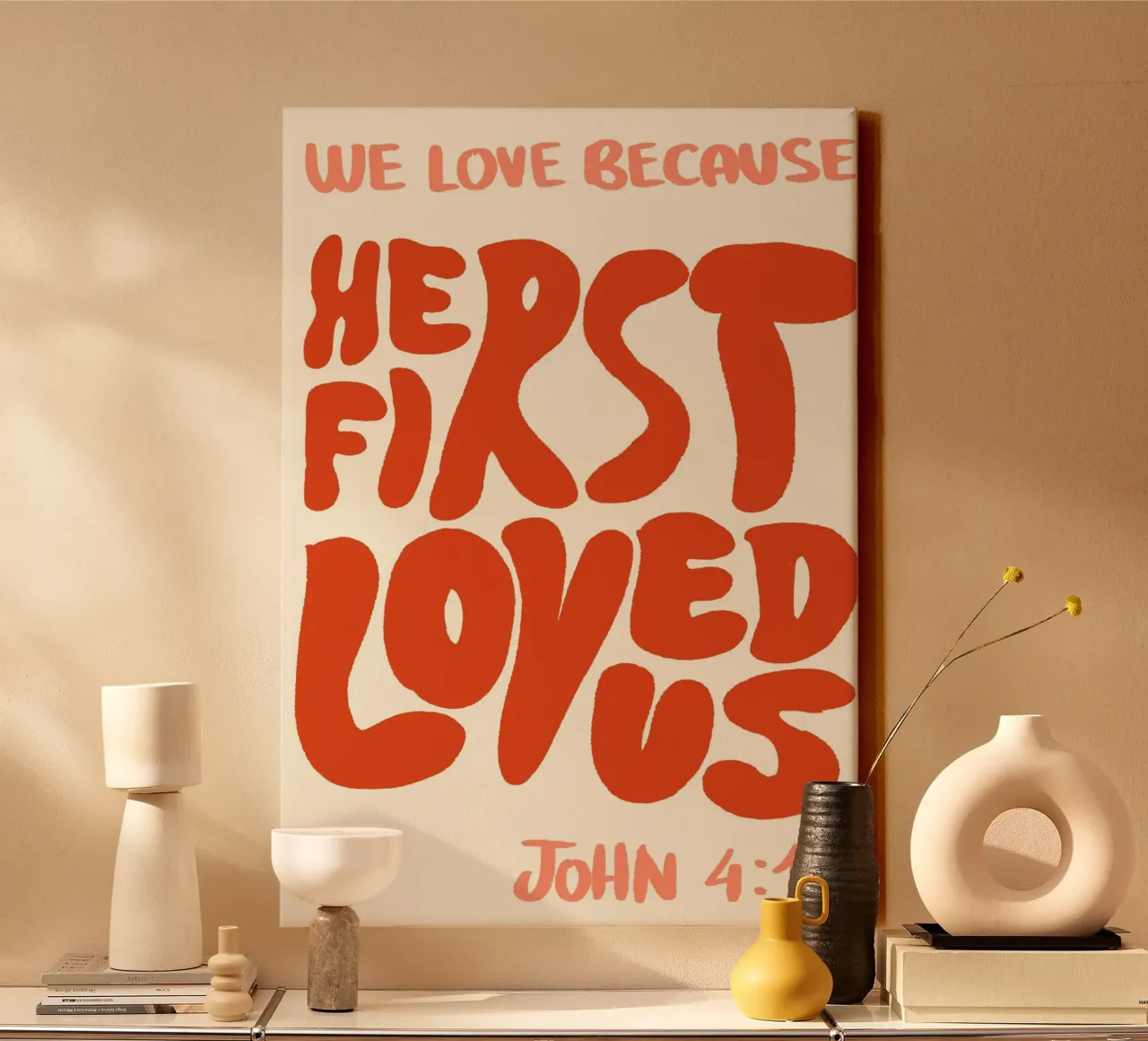 Hij beminde ons eerst, Johannes 4:19, Retro christelijke kunst canvas met Baklijst van vintagepod