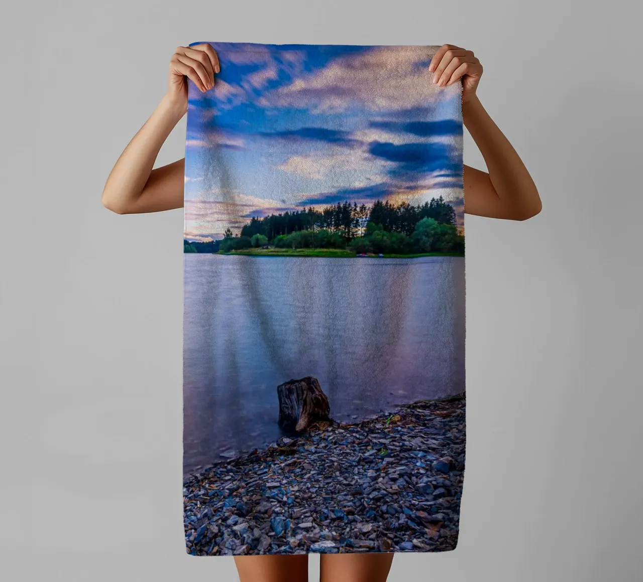 Tramonto al lago artificiale asciugamano da bagno da Marcus Beckert | Fotografie