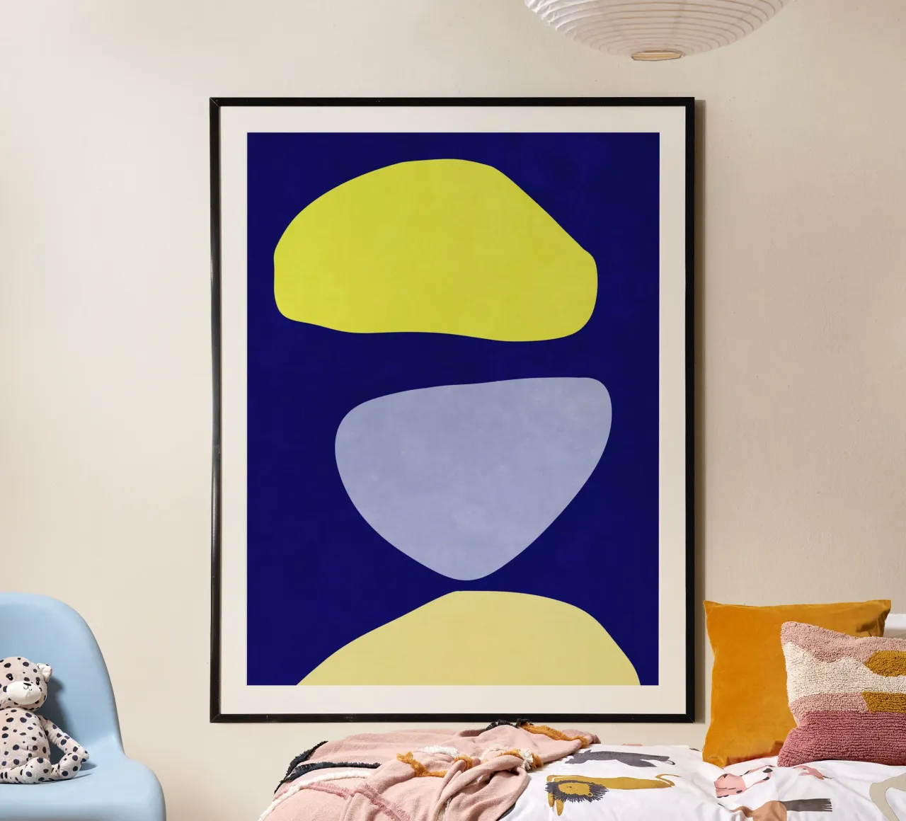 Forme astratte Blu e giallo poster con telaio in plastica da Raissa Oltmanns