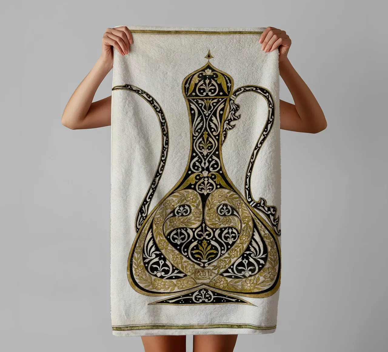 Calligraphic Design of a Ewer asciugamano da bagno da vintageshop