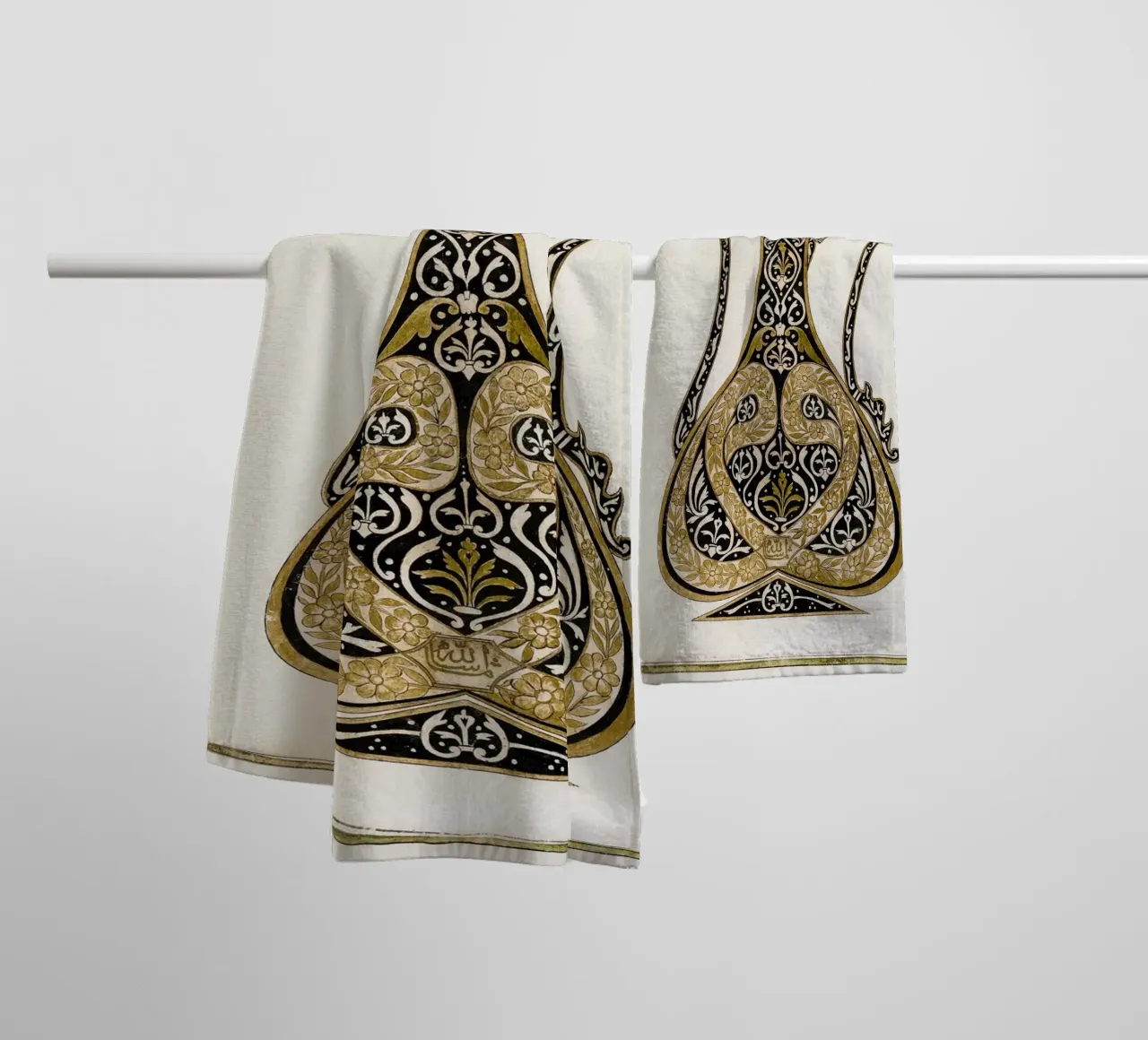 Calligraphic Design of a Ewer asciugamano da bagno da vintageshop