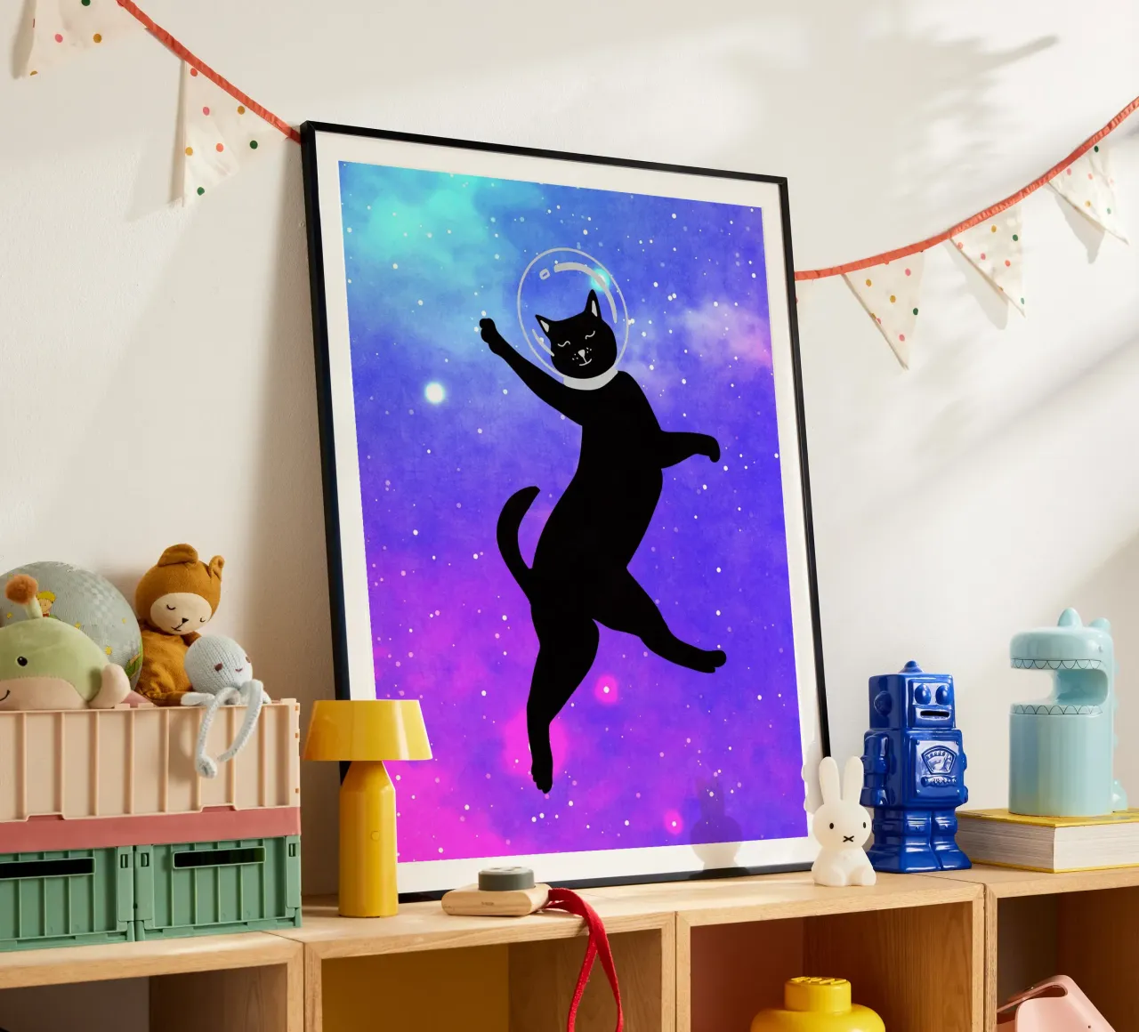 Gatto spaziale felice poster con telaio in legno da Raissa Oltmanns