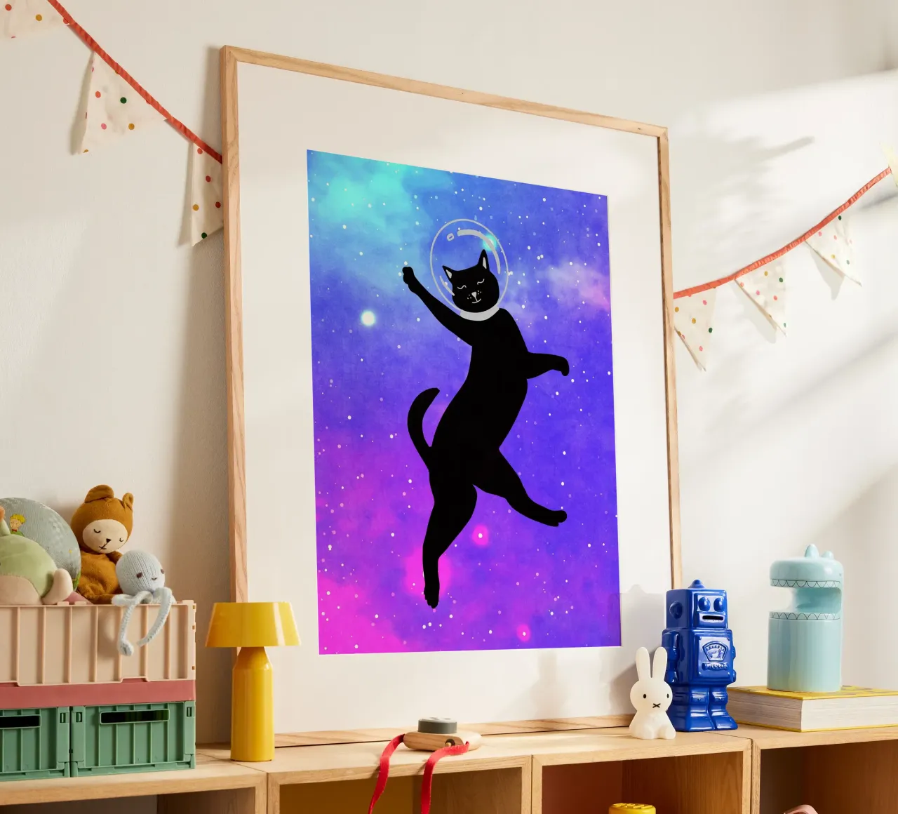 Gatto spaziale felice poster con telaio in legno da Raissa Oltmanns