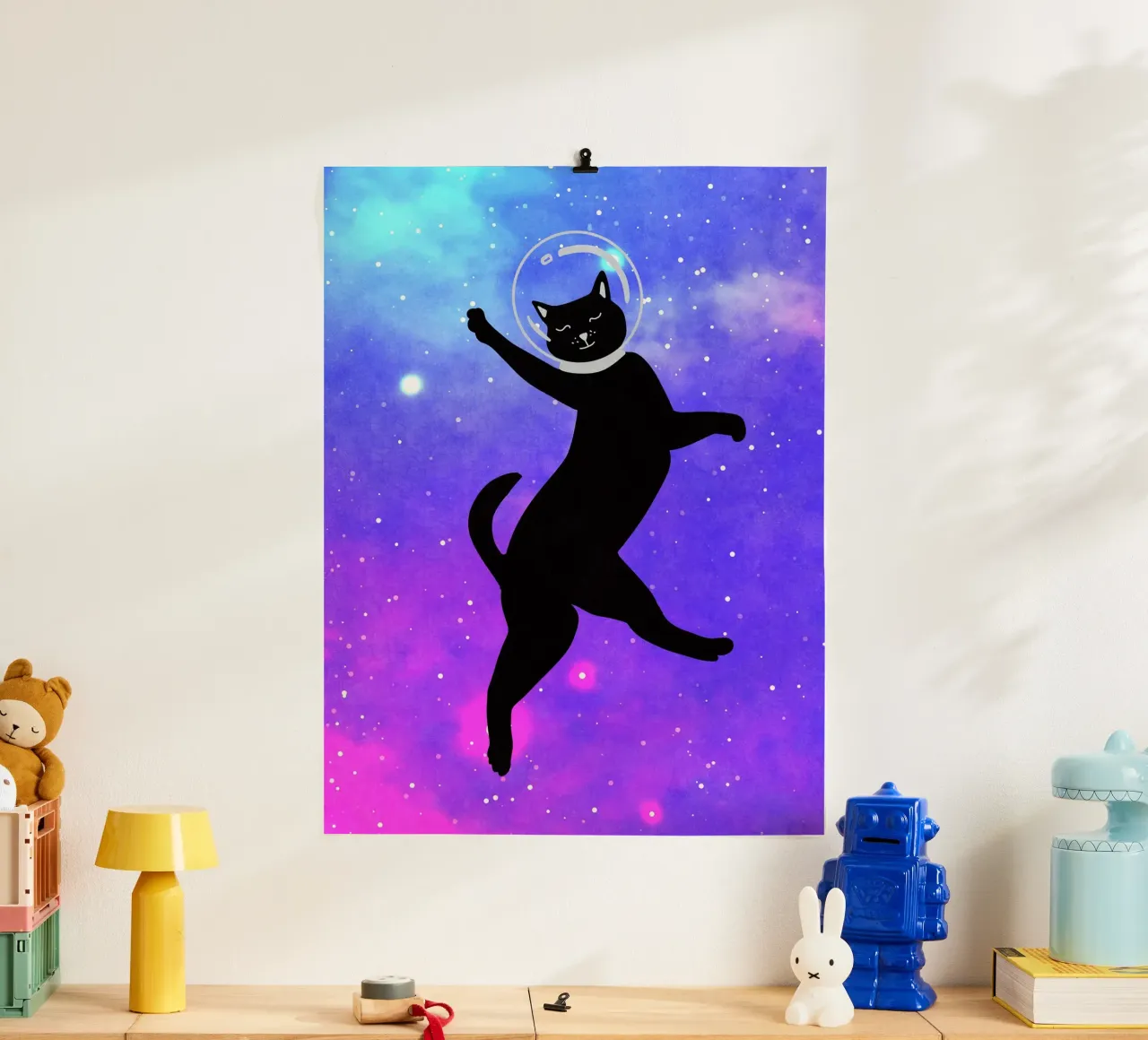 Gatto spaziale felice poster con telaio in legno da Raissa Oltmanns