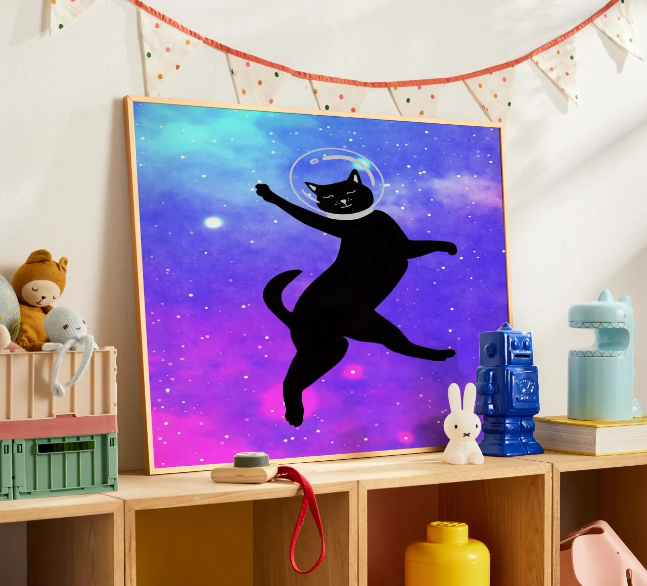 Gatto spaziale felice poster con telaio in legno da Raissa Oltmanns