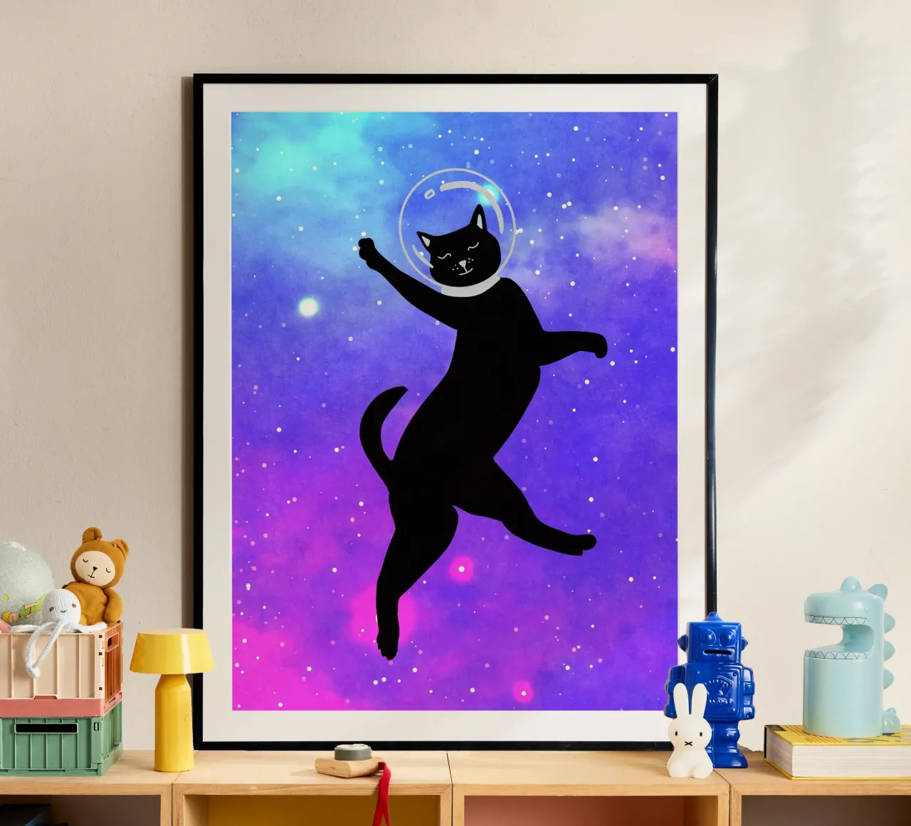 Gatto spaziale felice poster con telaio in legno da Raissa Oltmanns