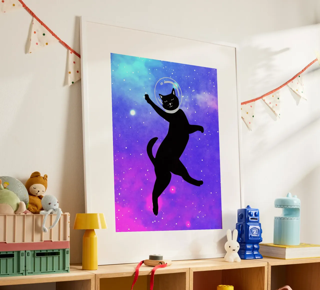 Gatto spaziale felice poster con telaio in legno da Raissa Oltmanns