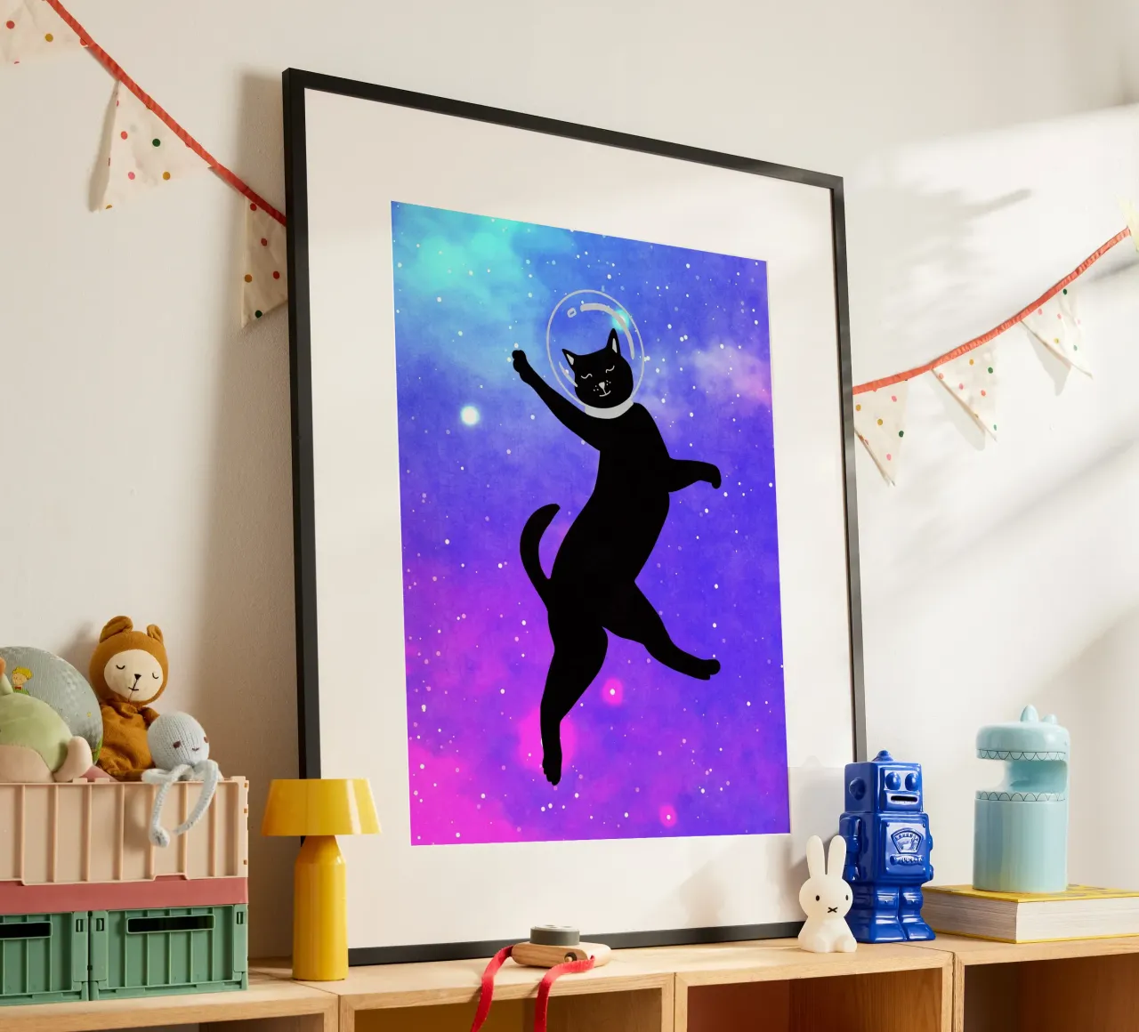 Gatto spaziale felice poster con telaio in legno da Raissa Oltmanns