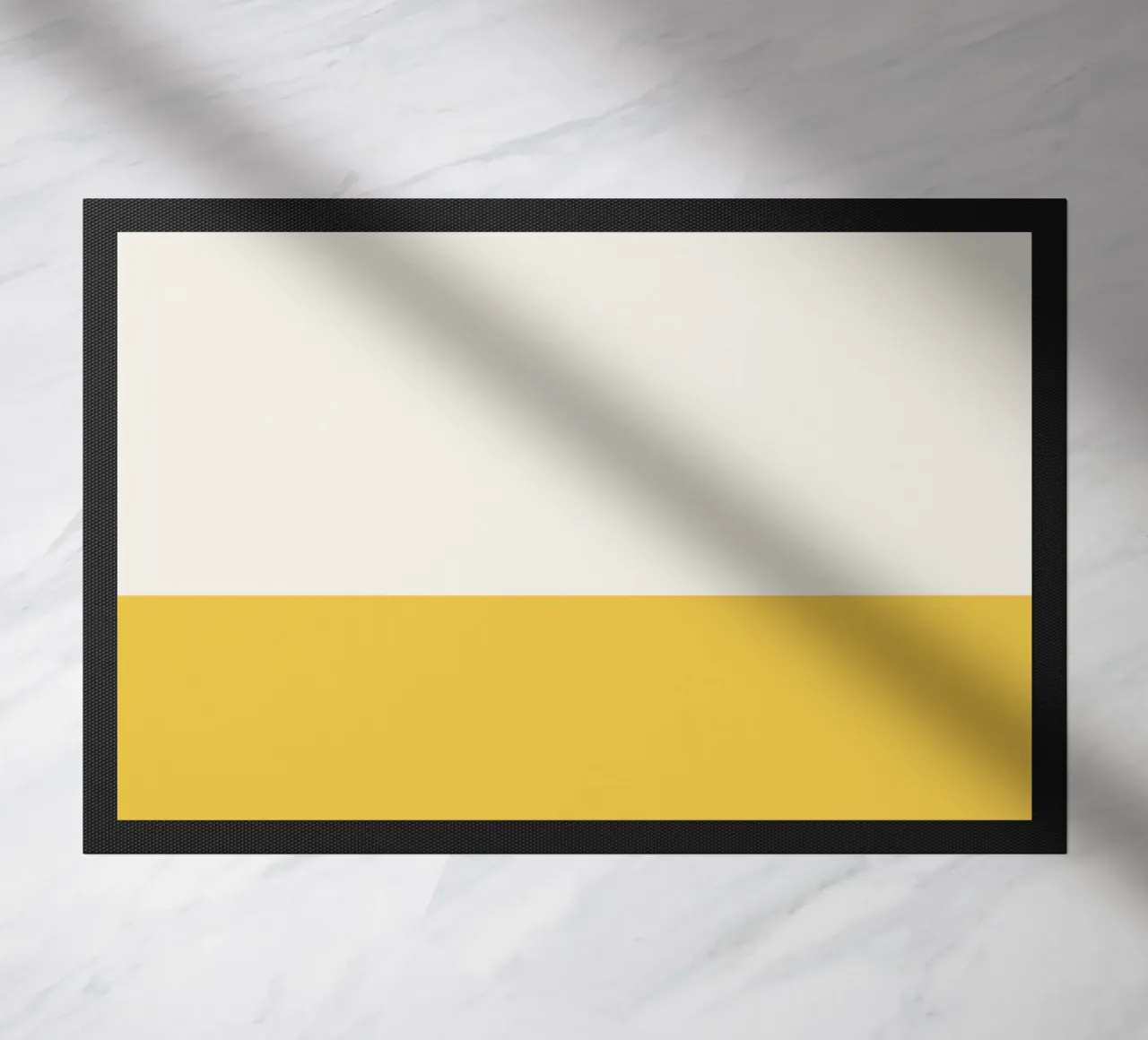 Design bicolore beige e giallo zerbino da Paigaam Studio