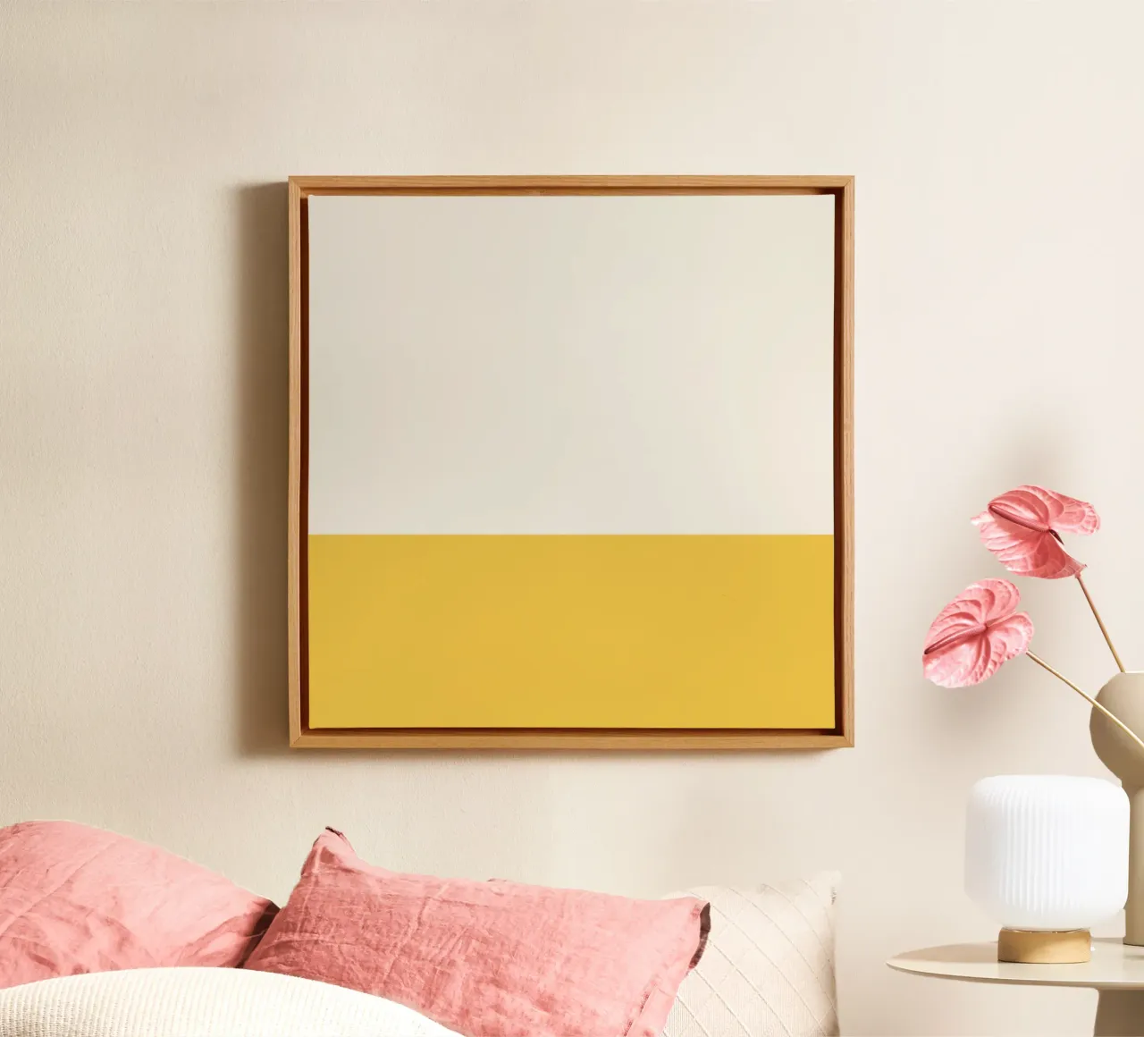 Design bicolore beige e giallo tela con Cornice a cassetta da Paigaam Studio