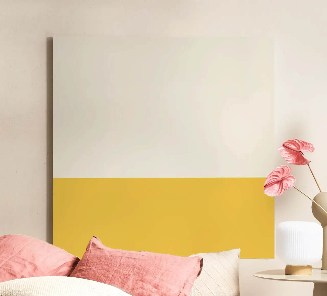 Design bicolore beige e giallo tela con Cornice a cassetta da Paigaam Studio