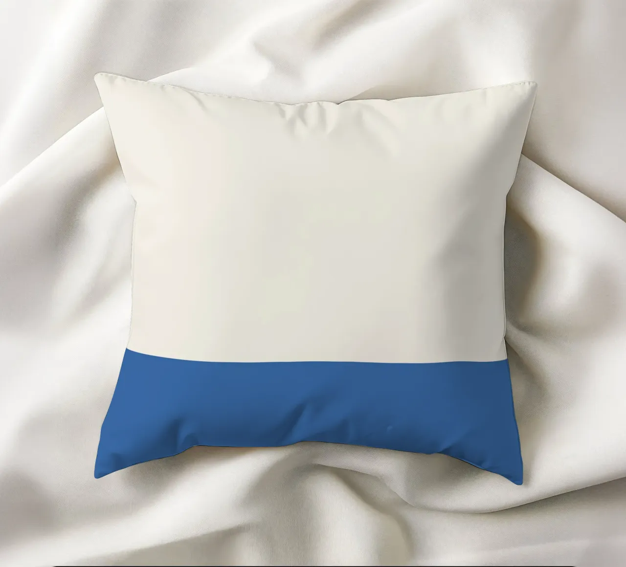 Design bicolore blu e beige cuscino da Paigaam Studio