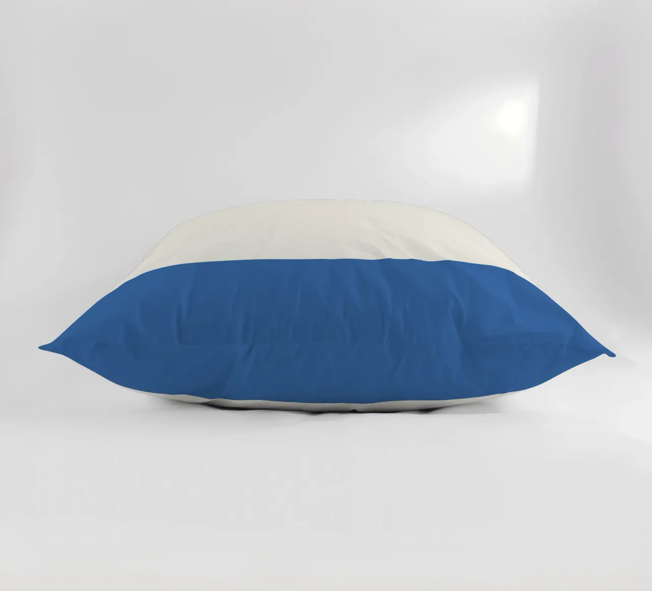 Design bicolore blu e beige cuscino da Paigaam Studio