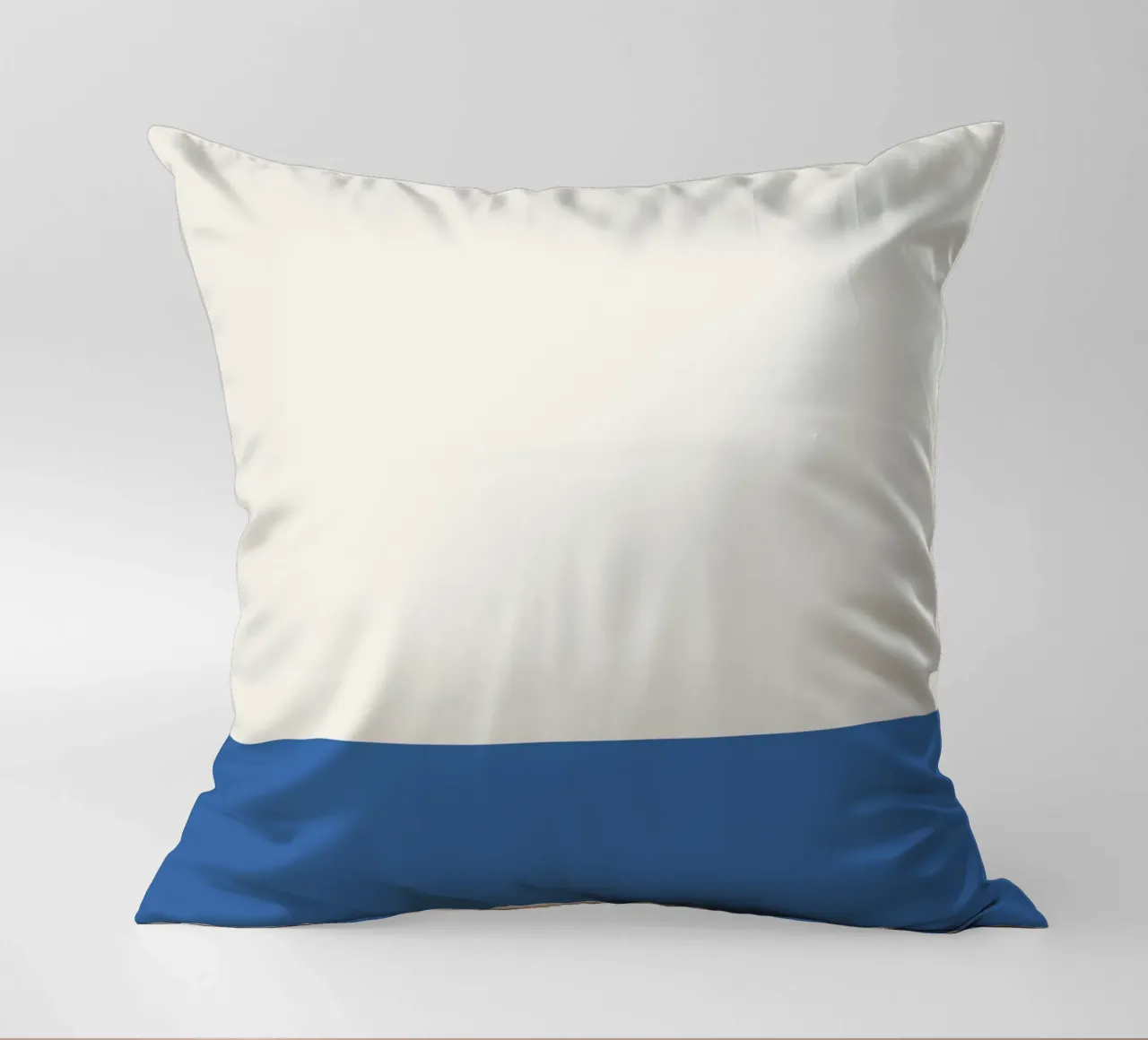 Design bicolore blu e beige cuscino da Paigaam Studio