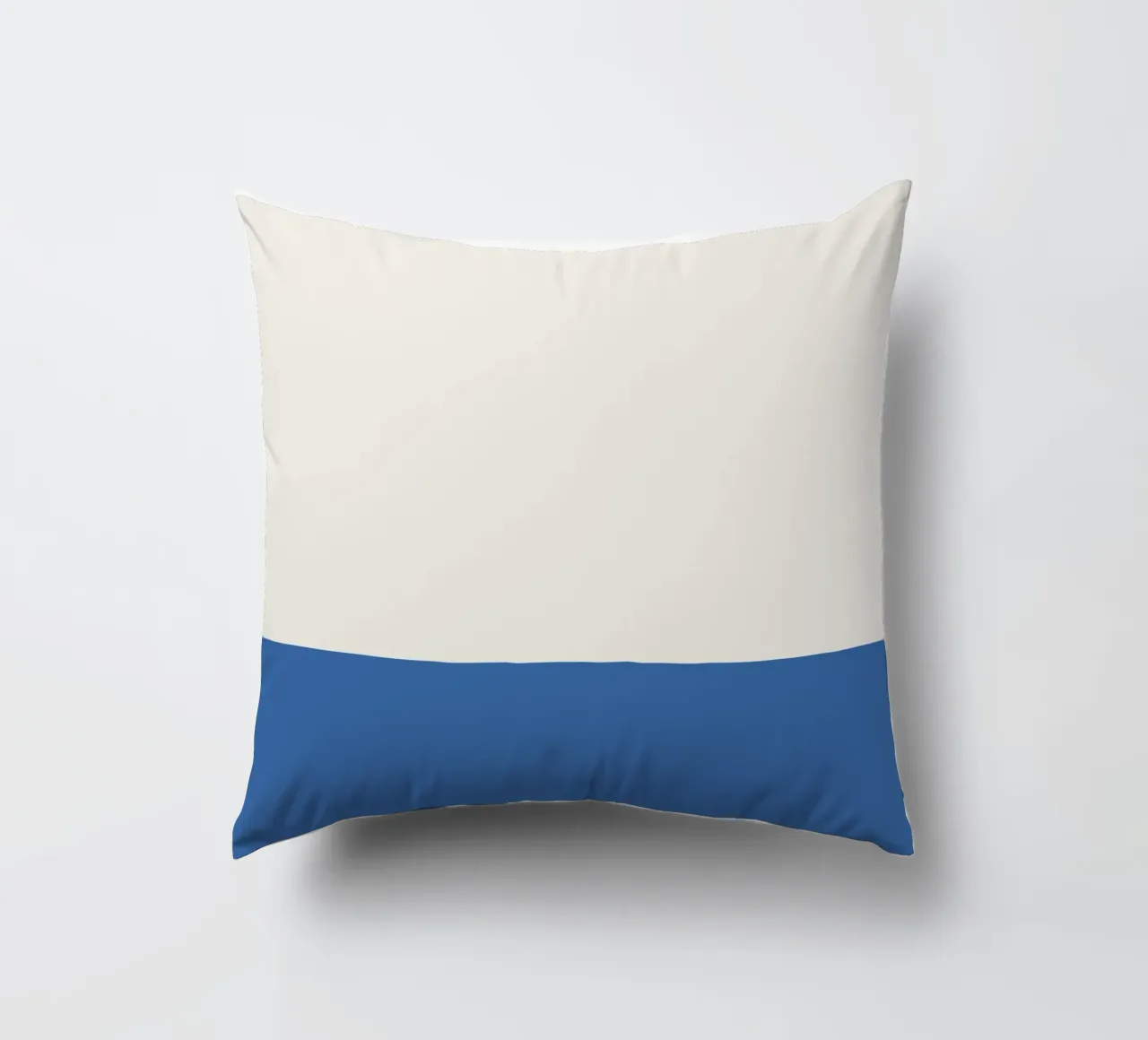 Design bicolore blu e beige cuscino da Paigaam Studio