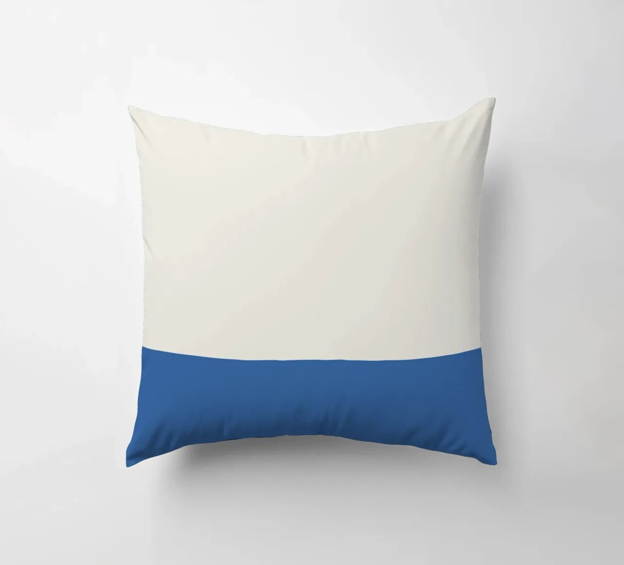 Design bicolore blu e beige cuscino da Paigaam Studio