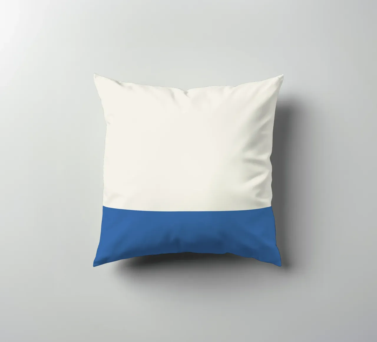 Design bicolore blu e beige cuscino da Paigaam Studio