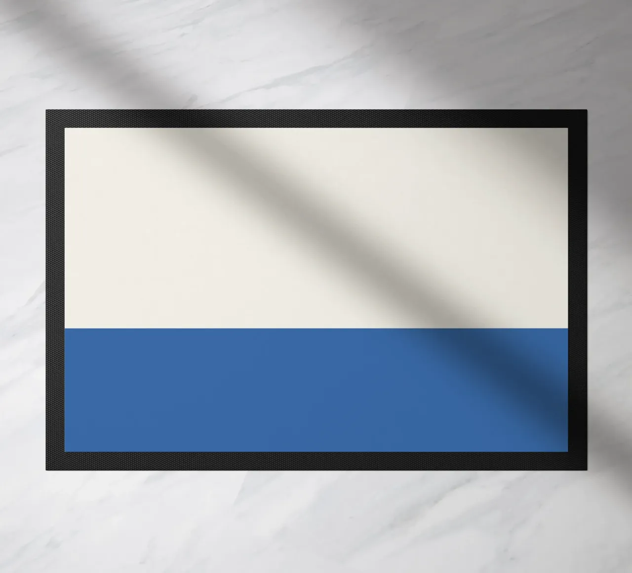 Design bicolore blu e beige zerbino da Paigaam Studio