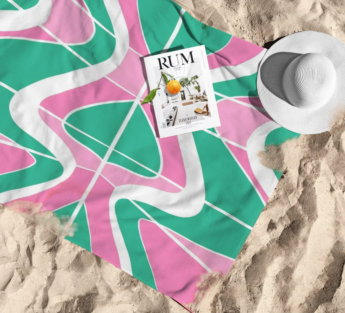 Bizarre Muster 03 Strandtuch von Little Dean