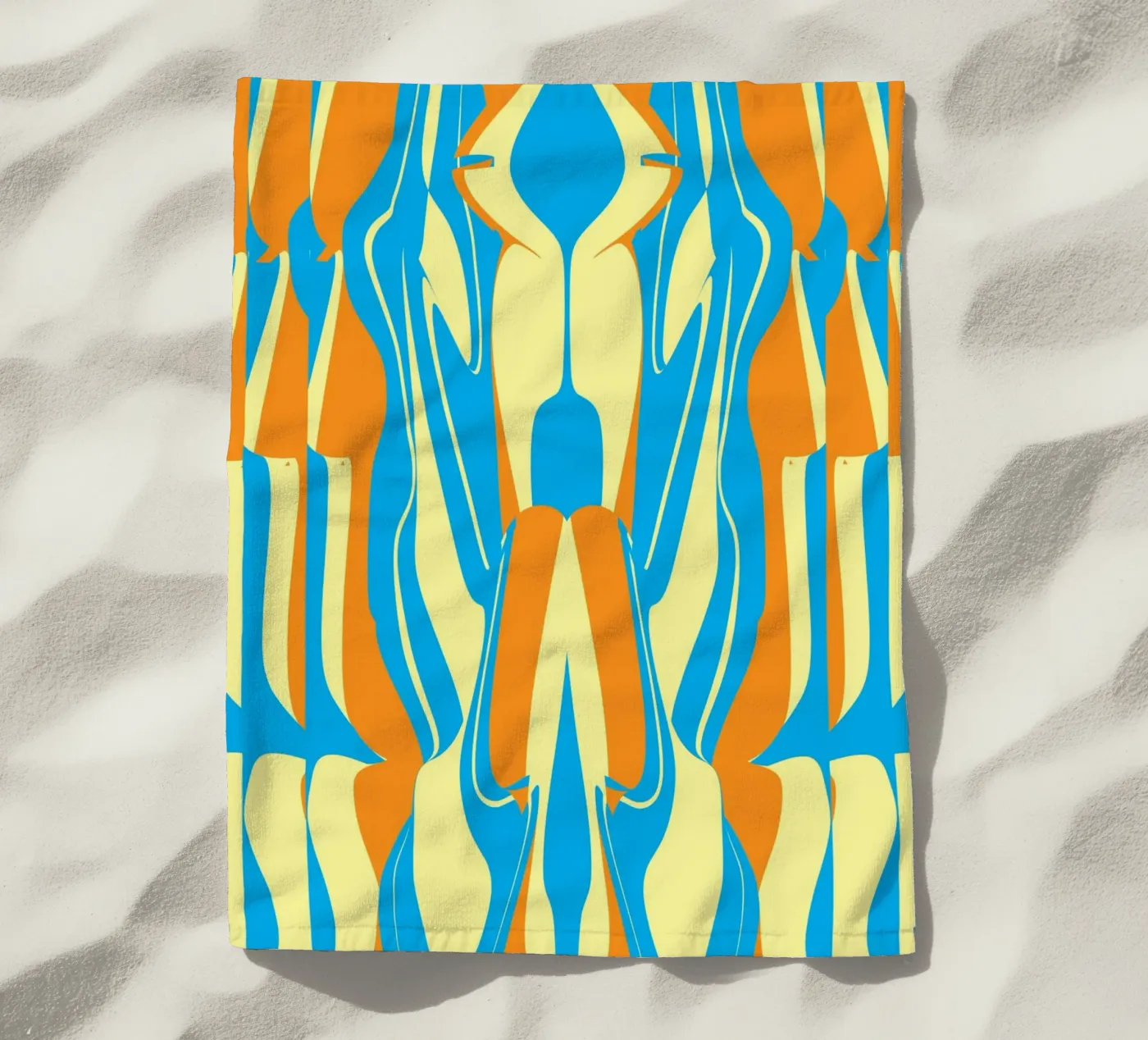 Bizar patroon 05 strandhanddoek van Little Dean