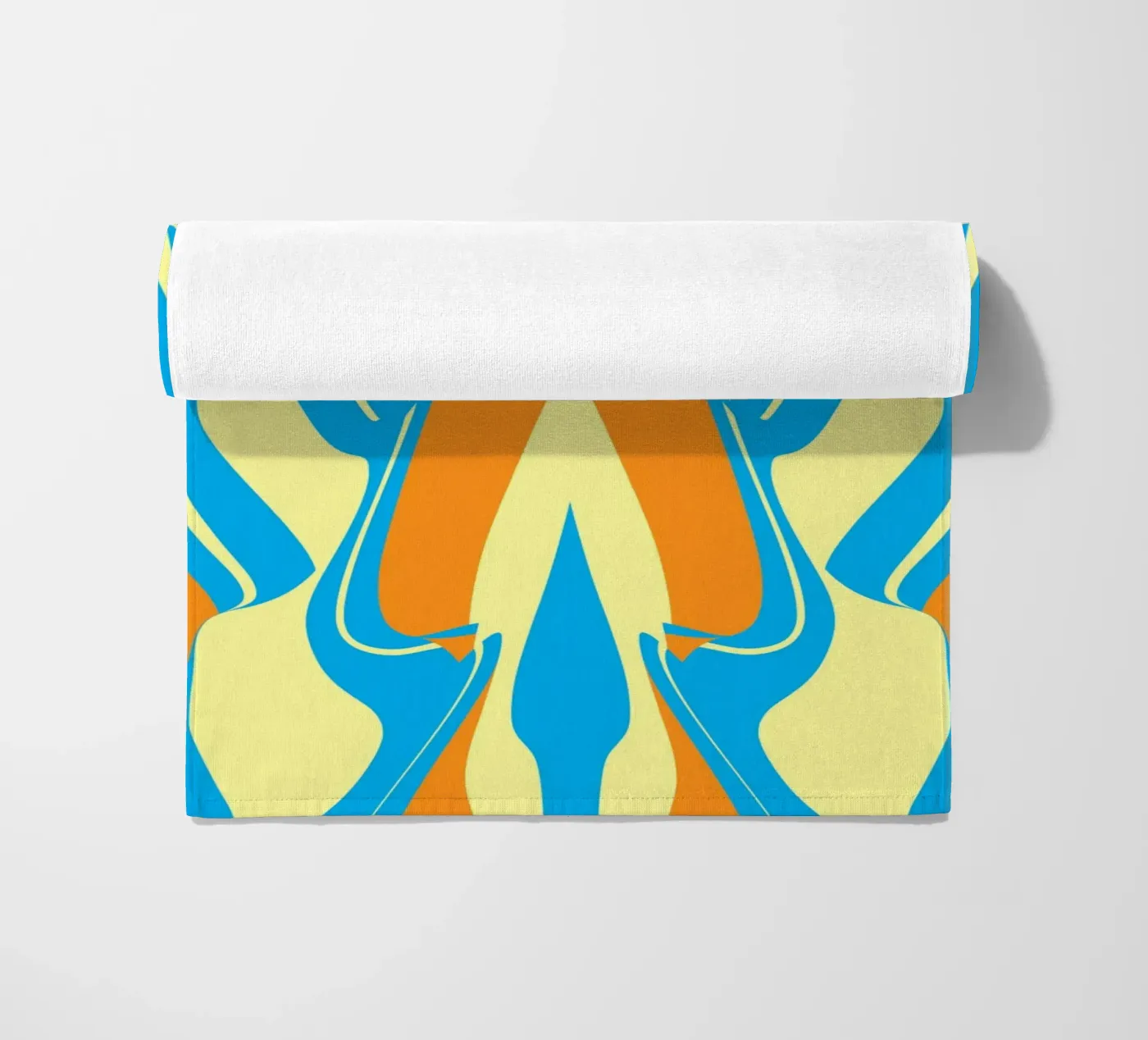 Bizar patroon 06 strandhanddoek van Little Dean