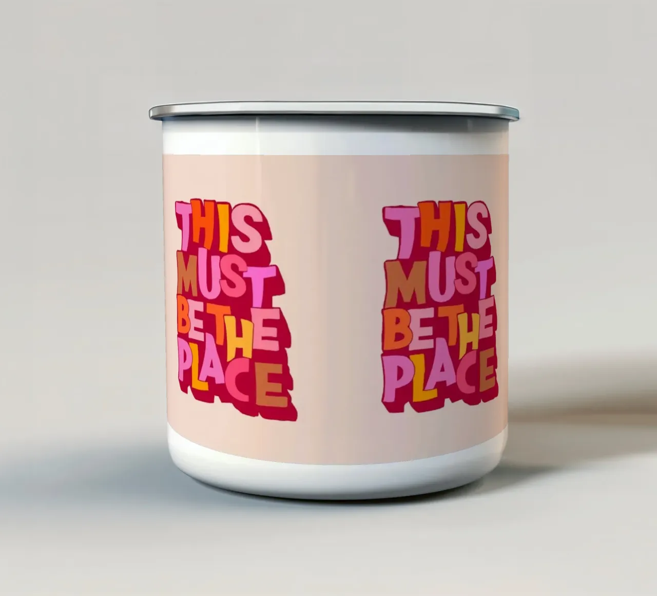 Stampa di una citazione retrò su This Must Be The Place tazza in smalto da showmemars