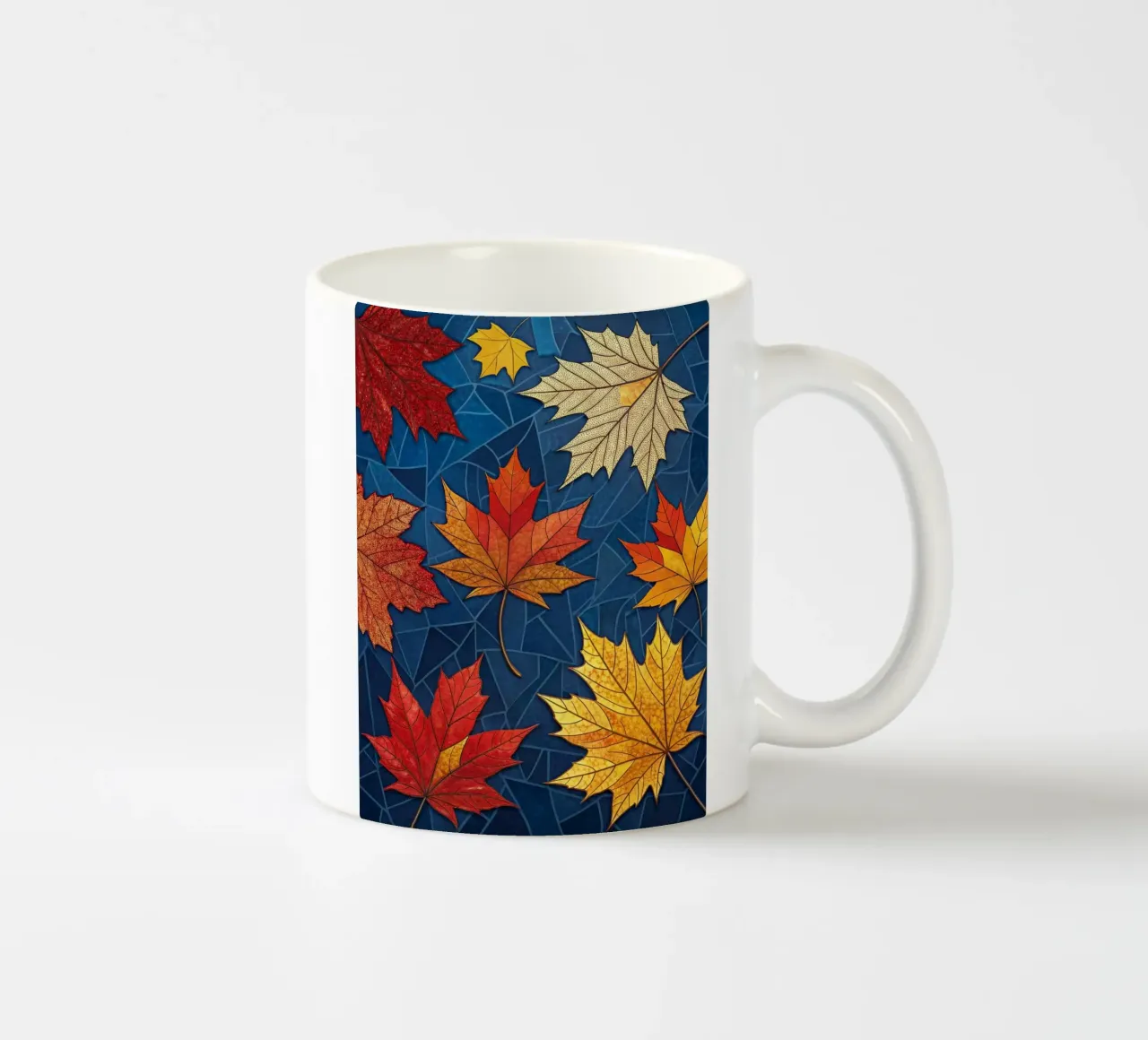Mosaico d'autunno: un arazzo di foglie d'acero cadute tazza in ceramica da Artistic-shop