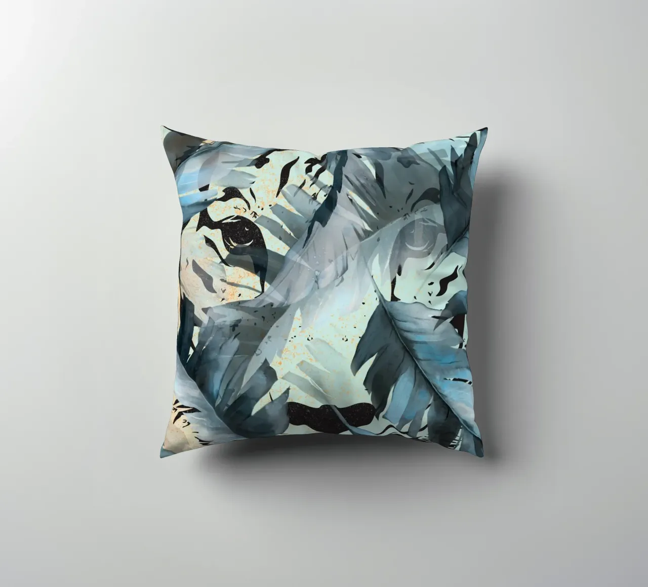 Tiger In The Jungle cuscino da lazydaypaper