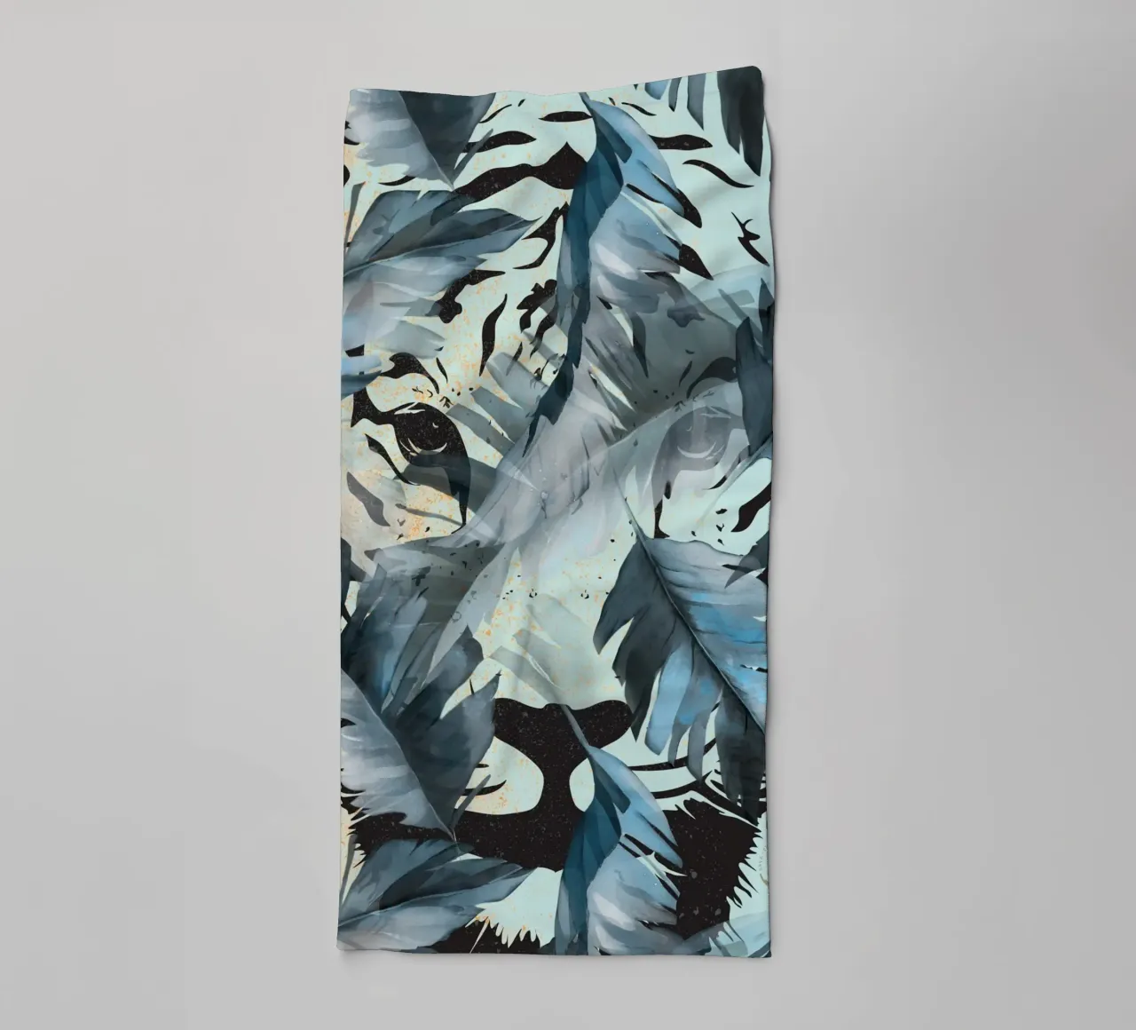 Tiger In The Jungle asciugamano da bagno da lazydaypaper
