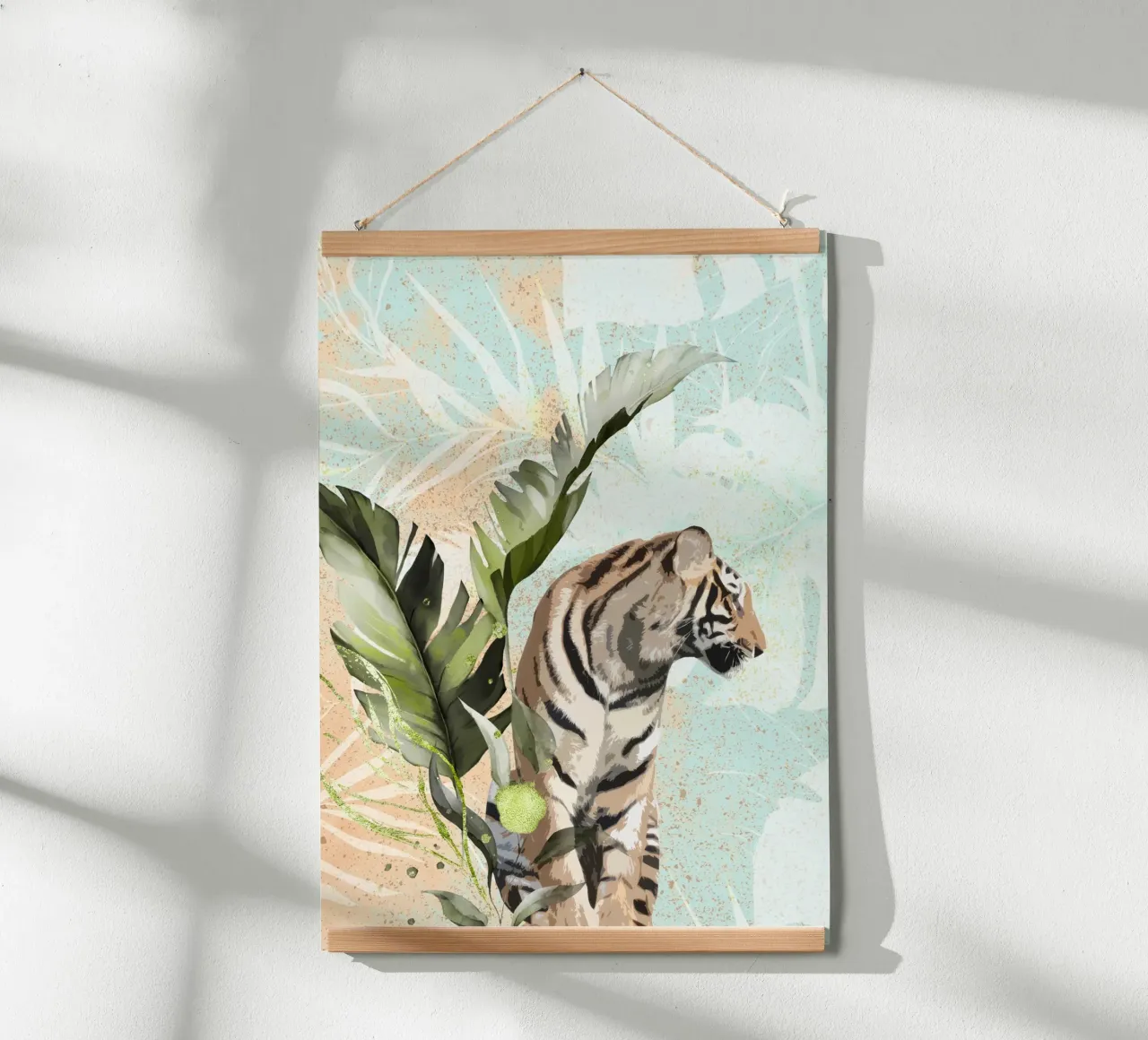 Tiger with Leaf poster con telaio in legno da lazydaypaper