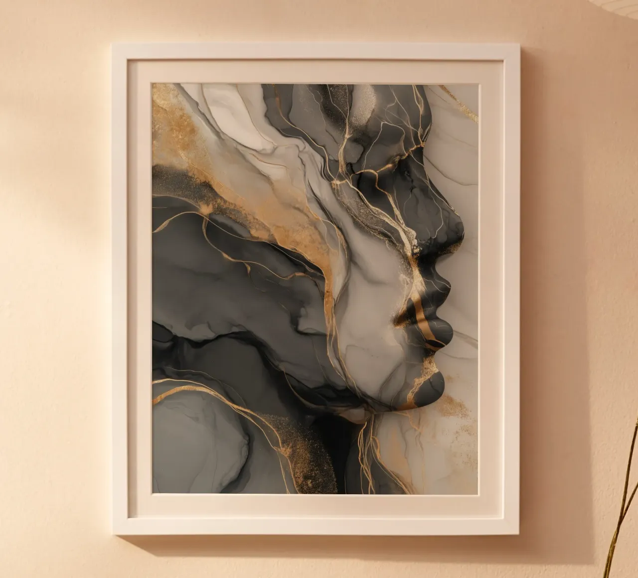 Ritratto femminile in marmo e oro | Lusso puro poster con telaio in legno da Autofocus