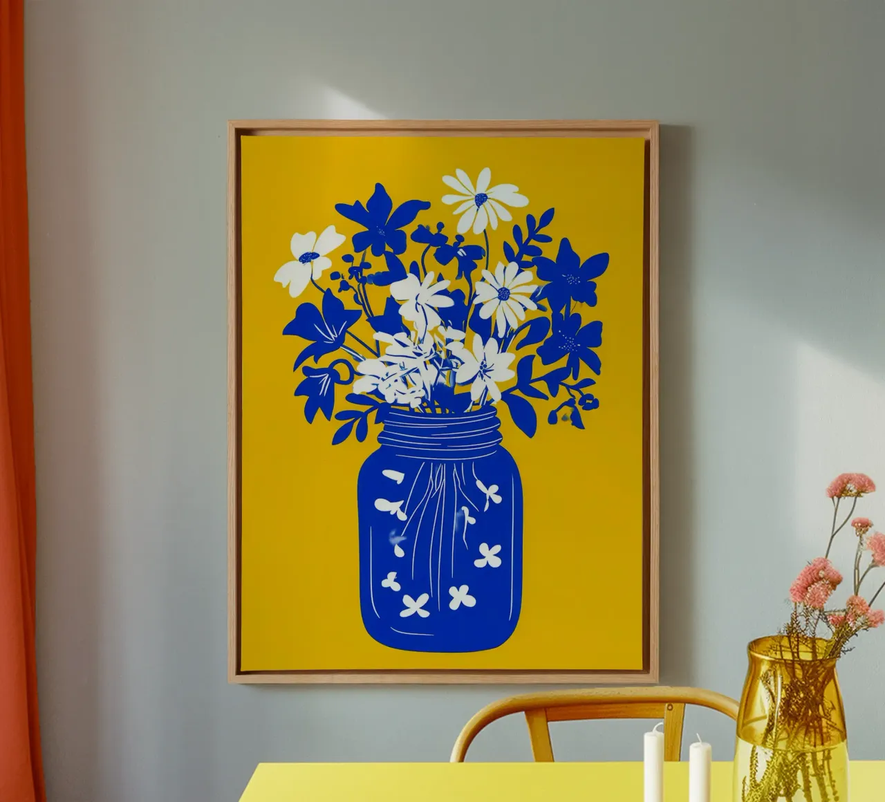 Vaso blu con fiori bianchi e blu tela con Cornice a cassetta da Maria Maier